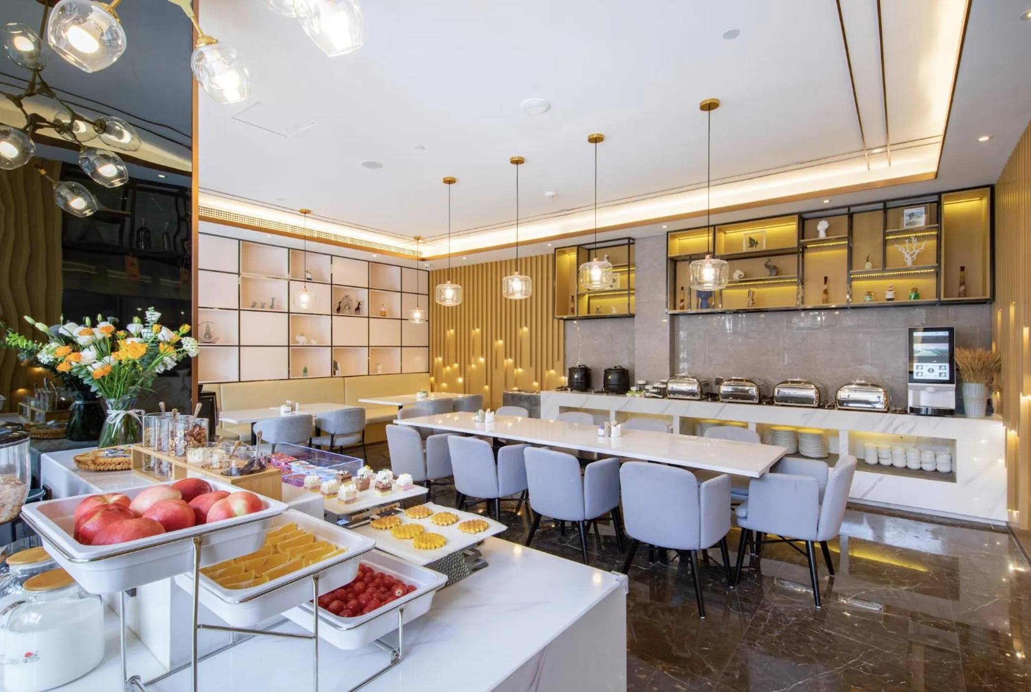 Restaurant/places to eat in 厦门火车站明发广场亚朵酒店