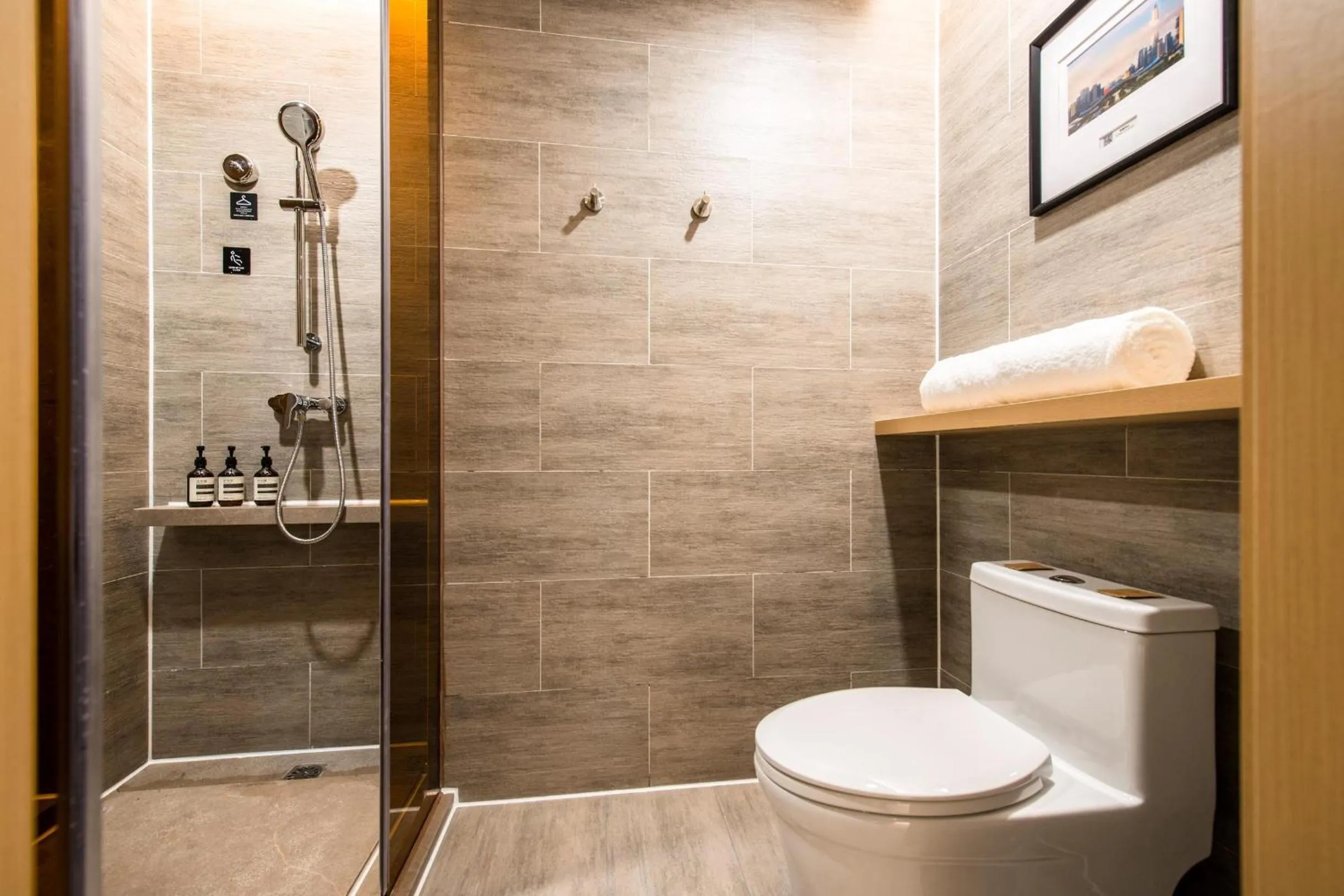 Shower in Atour Hotel Shenzhen Baoan International Airport