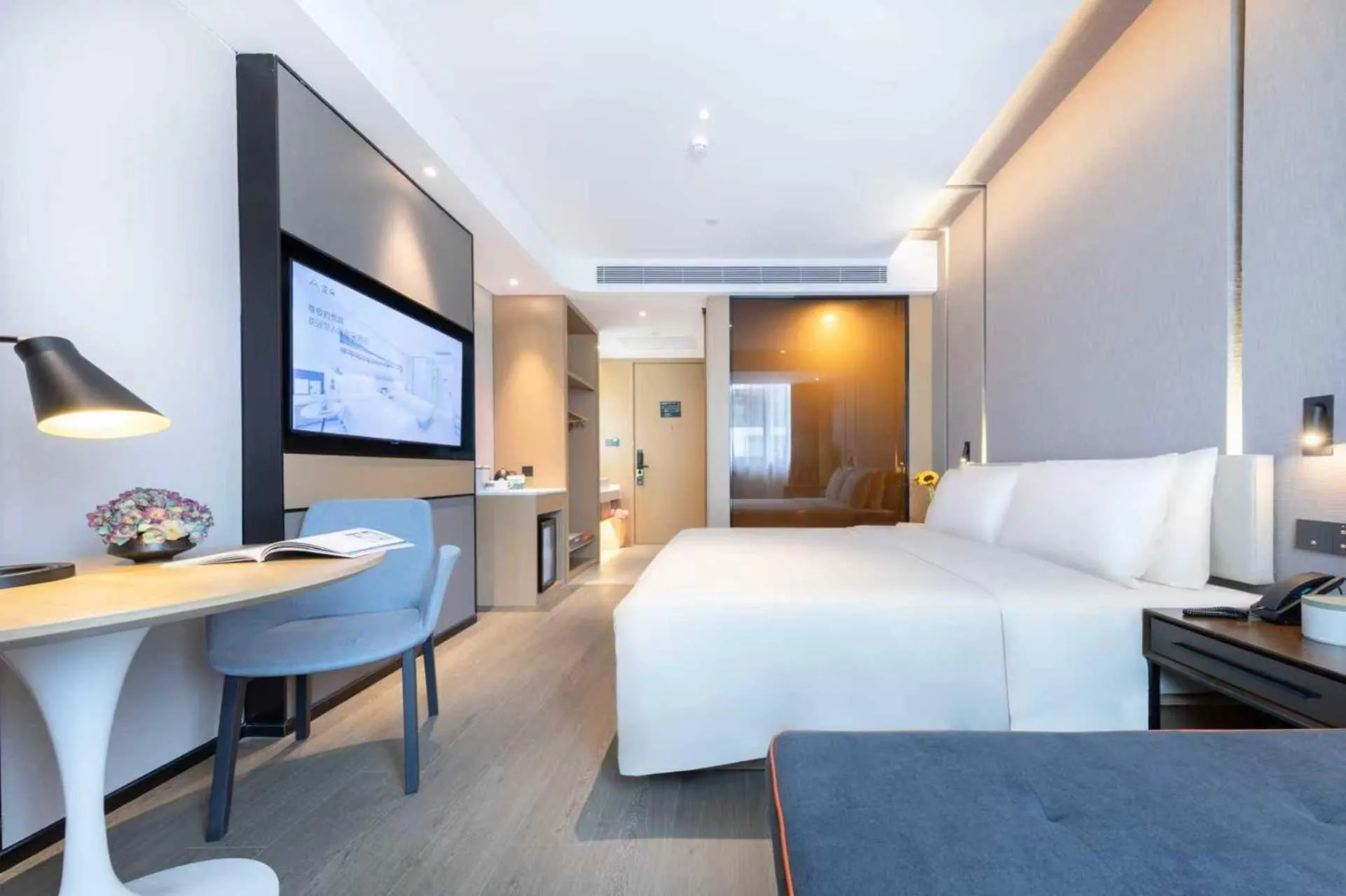 Photo of the whole room, Bed in Atour Hotel Shenzhen Qianhai Baoan Center