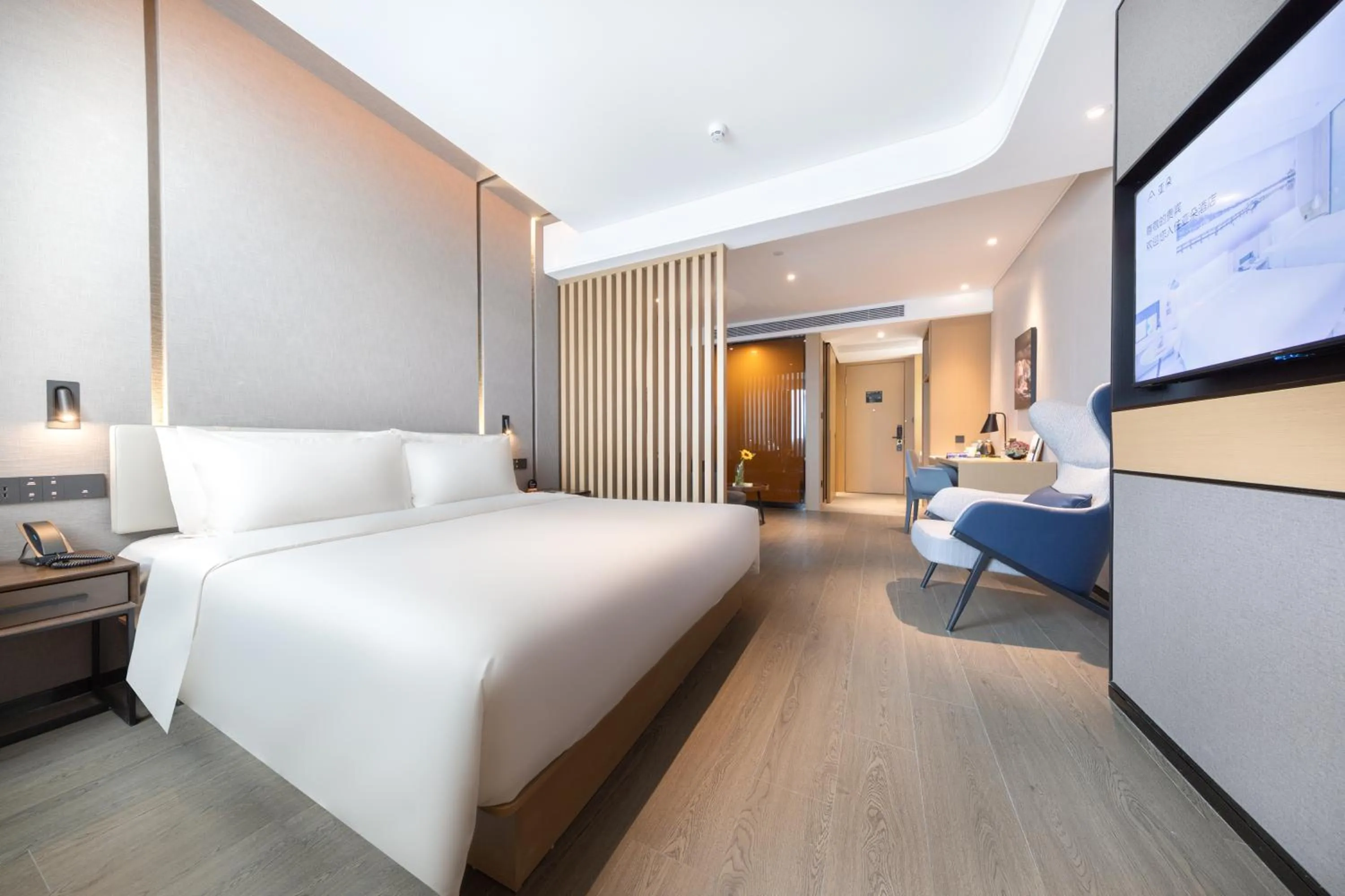 Photo of the whole room, Bed in Atour Hotel Shenzhen Qianhai Baoan Center