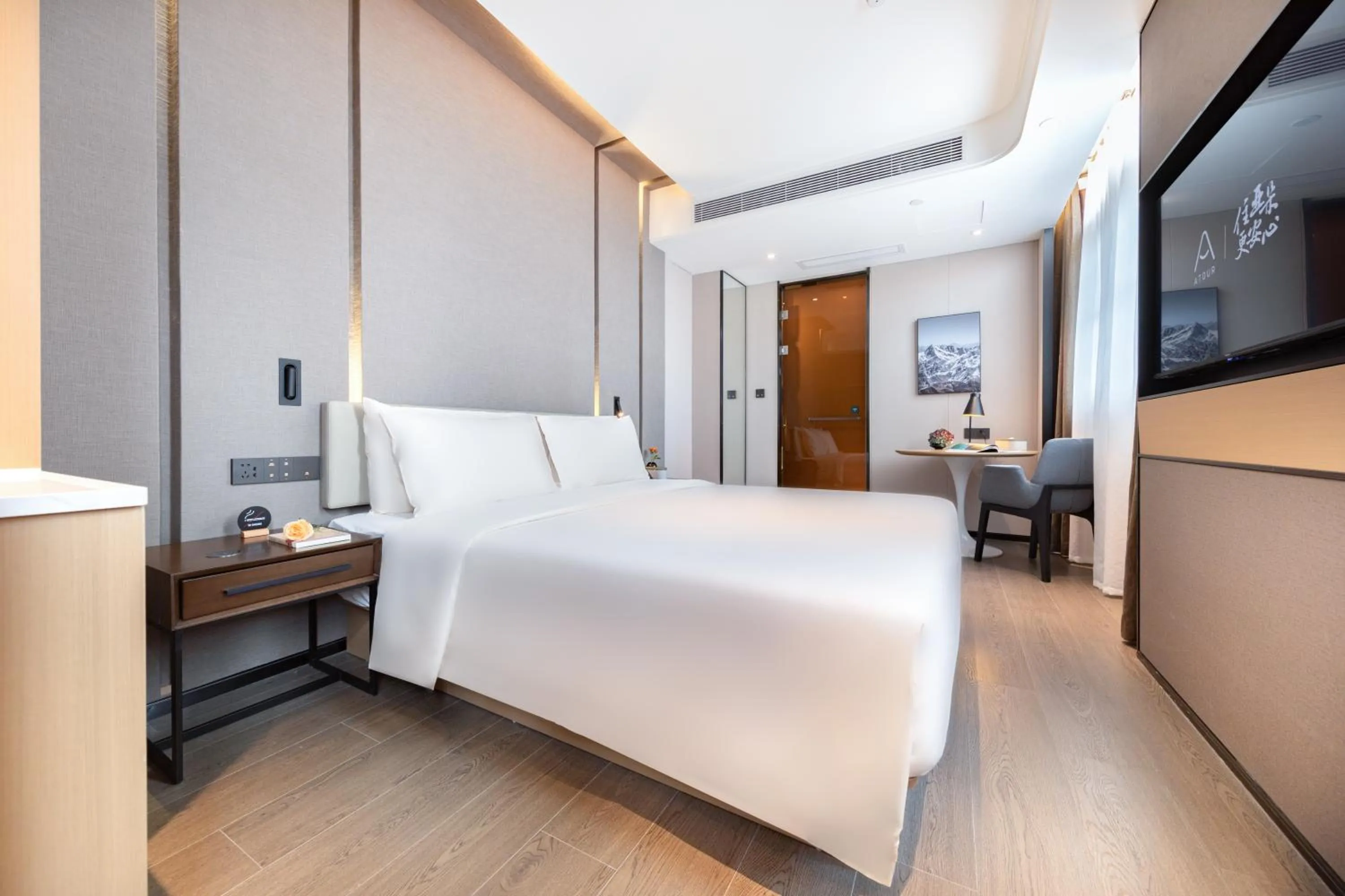 Photo of the whole room, Bed in Atour Hotel Shenzhen Qianhai Baoan Center