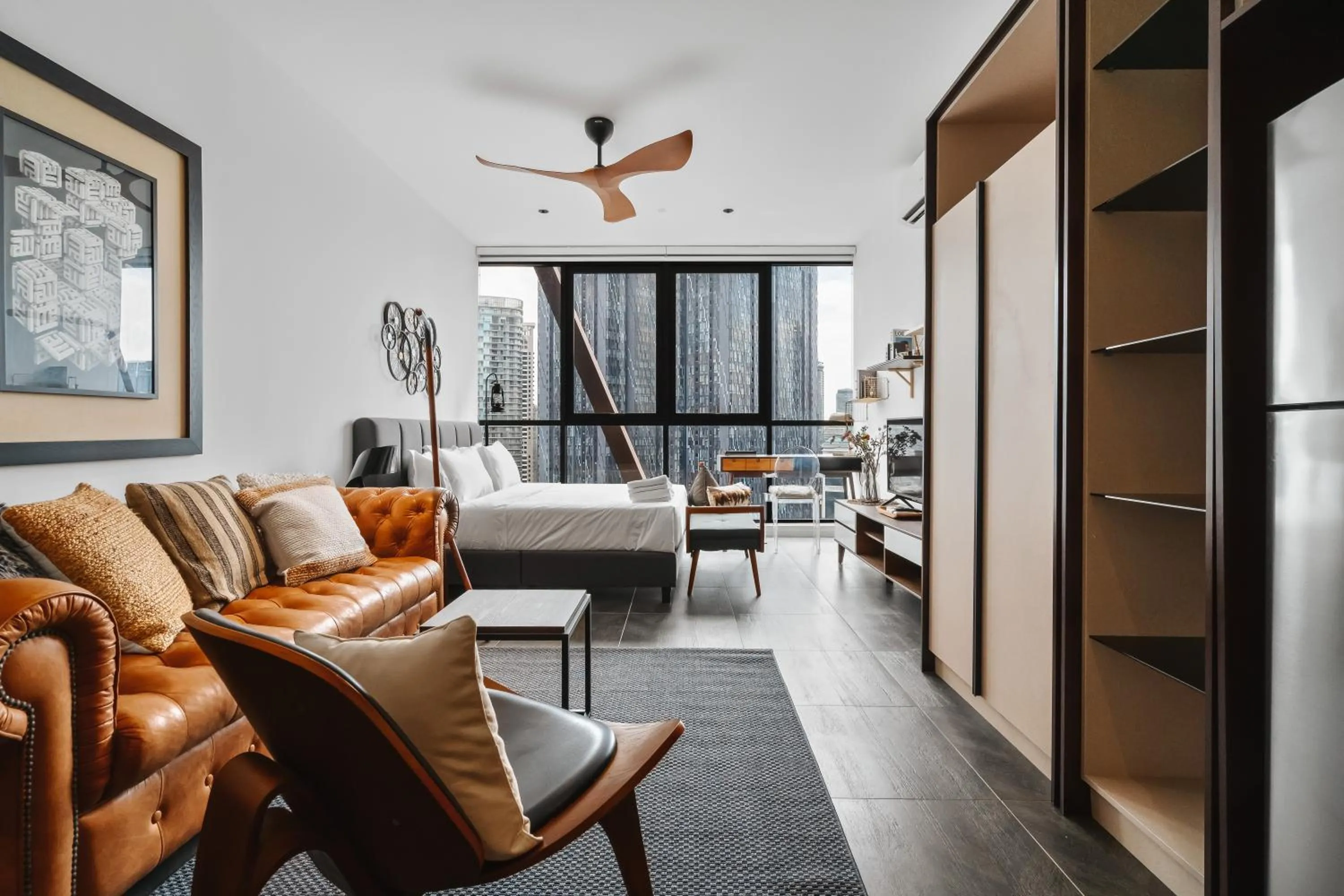 Living room in Scarletz KLCC Apartments by soulasia