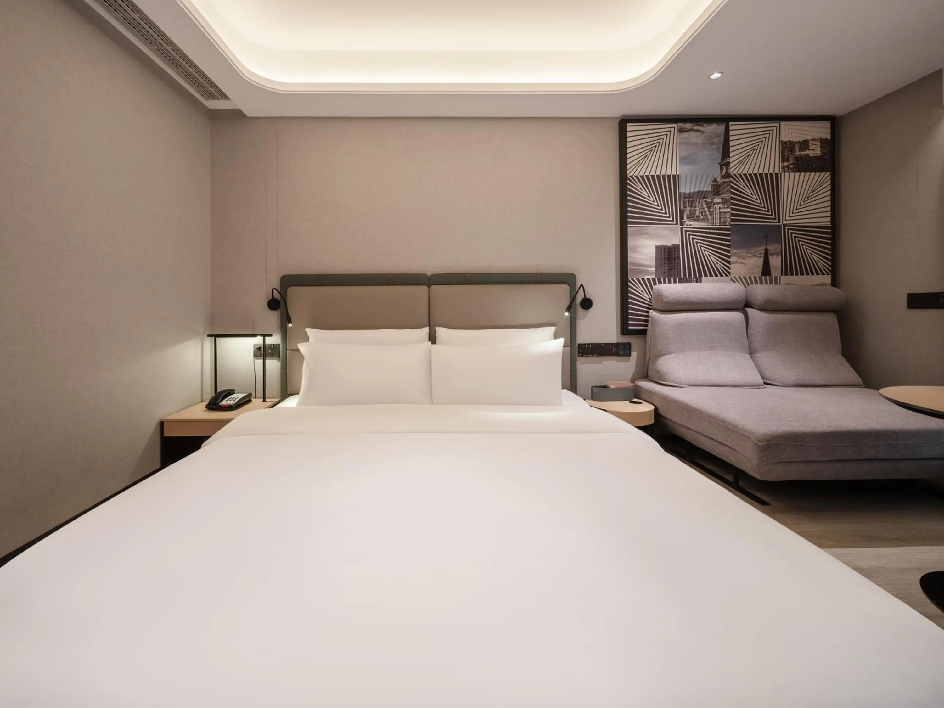 Bedroom, Bed in Atour S Hotel Chongqing Jiefangbei Hongyadong Riverview