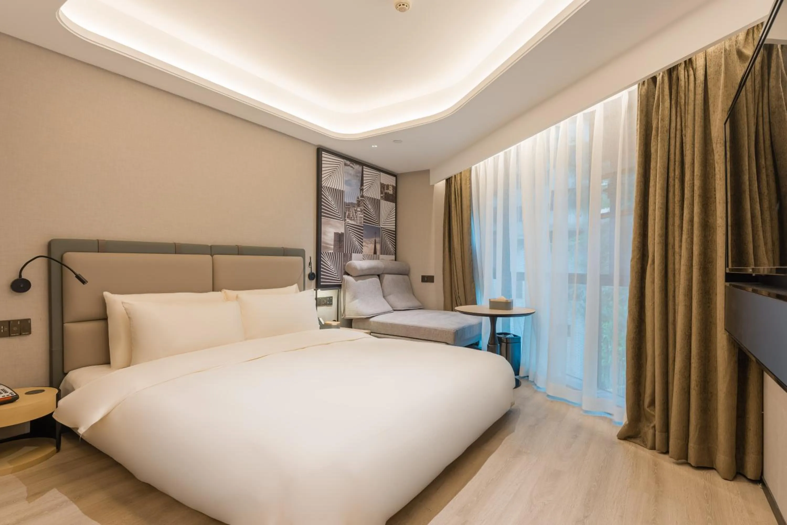 Photo of the whole room, Bed in Atour S Hotel Chongqing Jiefangbei Hongyadong Riverview