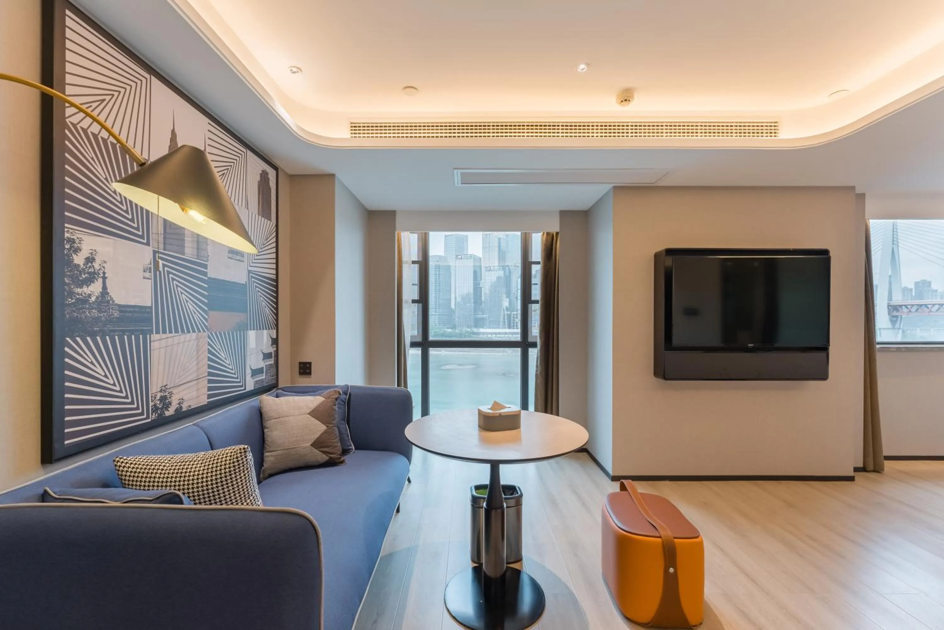 TV and multimedia in Atour S Hotel Chongqing Jiefangbei Hongyadong Riverview