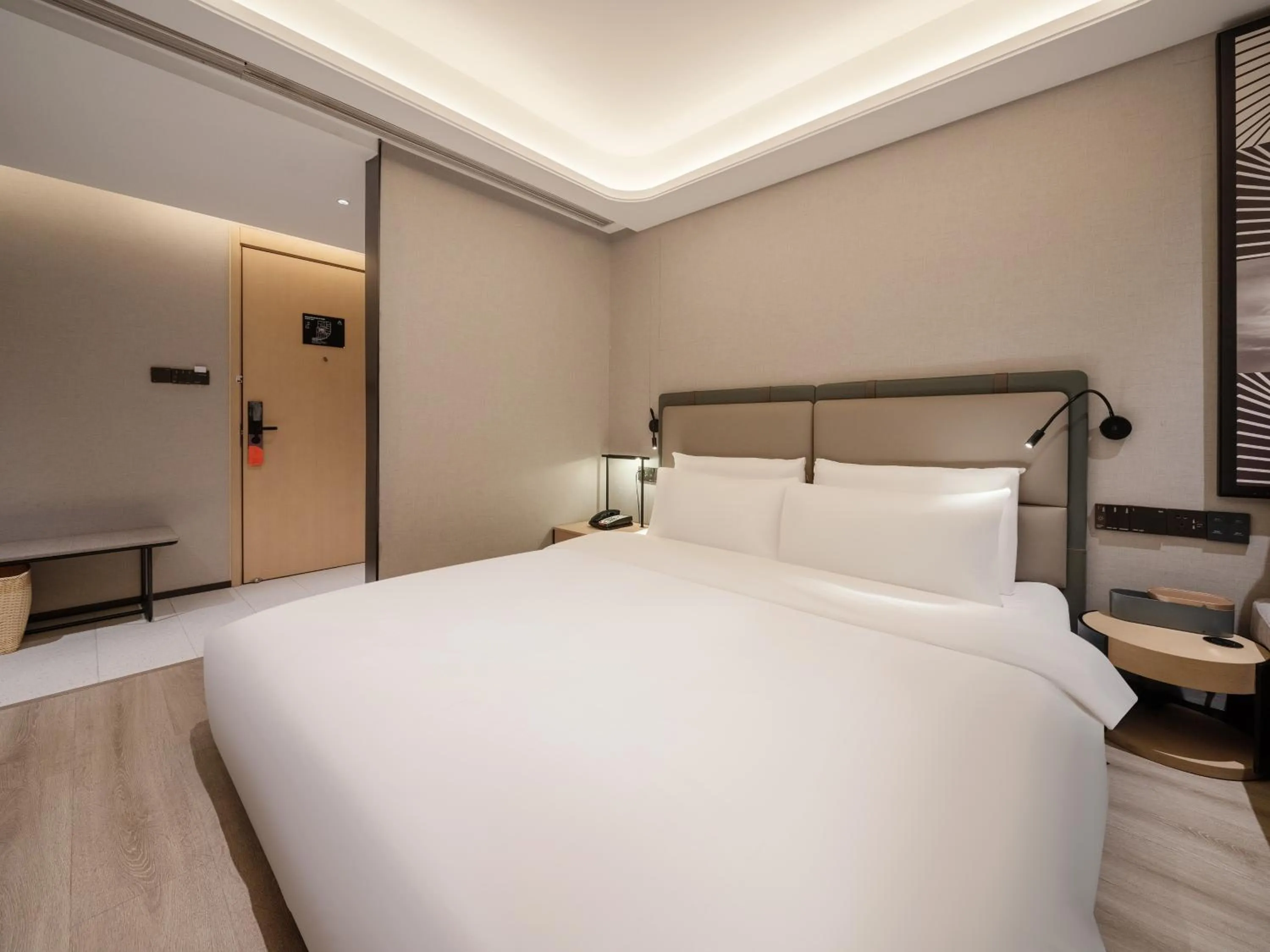 Photo of the whole room, Bed in Atour S Hotel Chongqing Jiefangbei Hongyadong Riverview