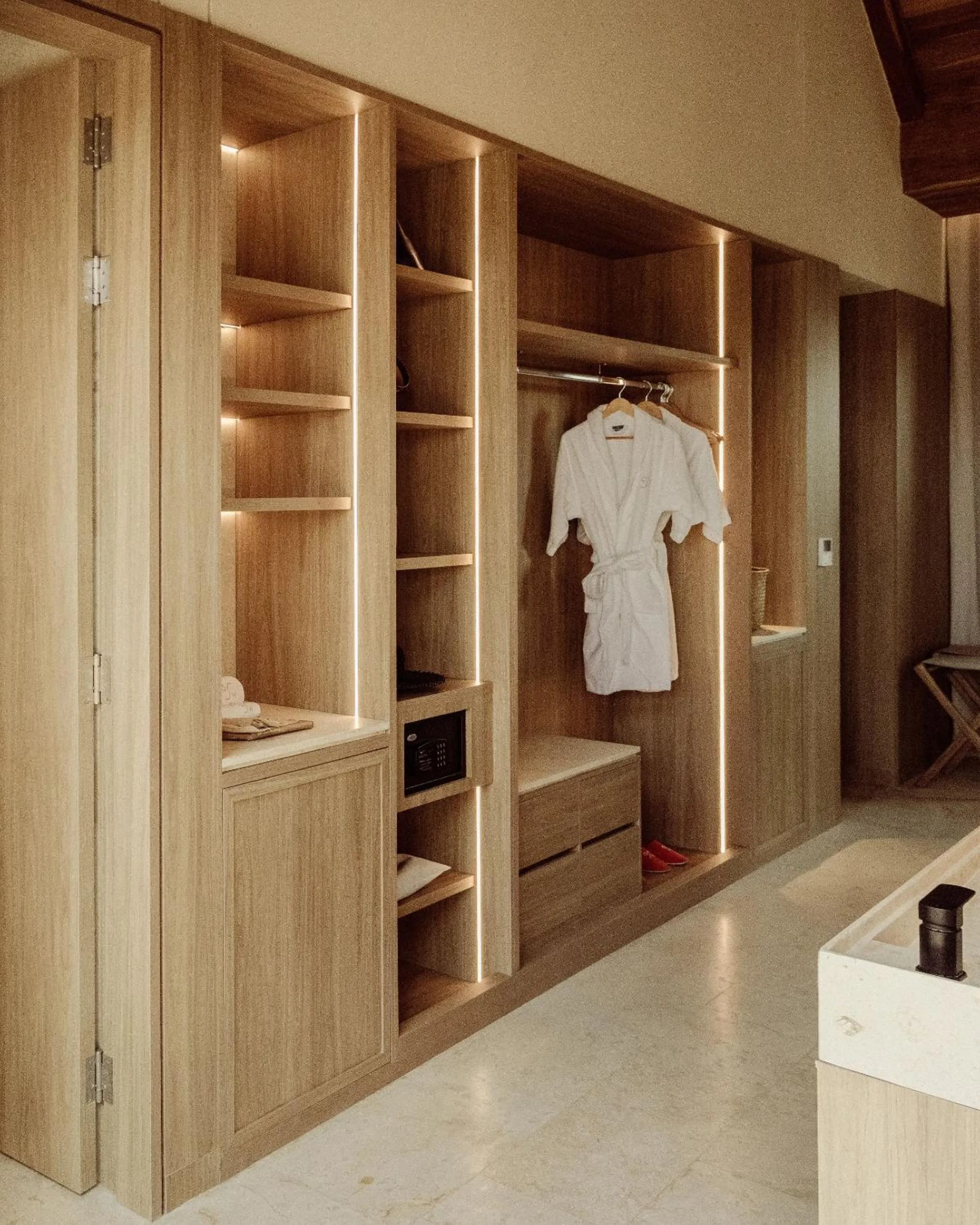wardrobe in Osh Hotel Cartagena