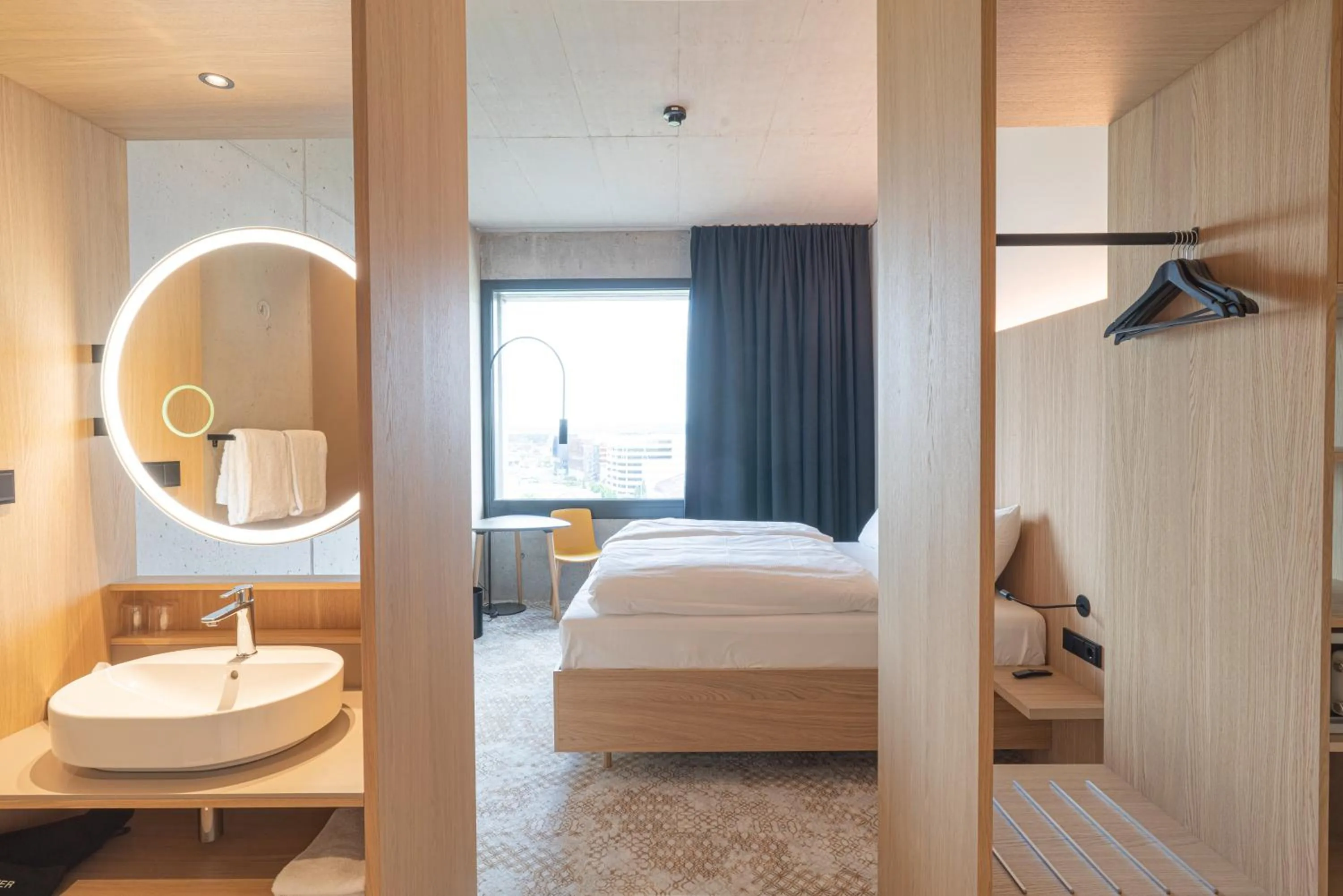 Photo of the whole room, Bed in Boulderbar Hotel Self-Check in