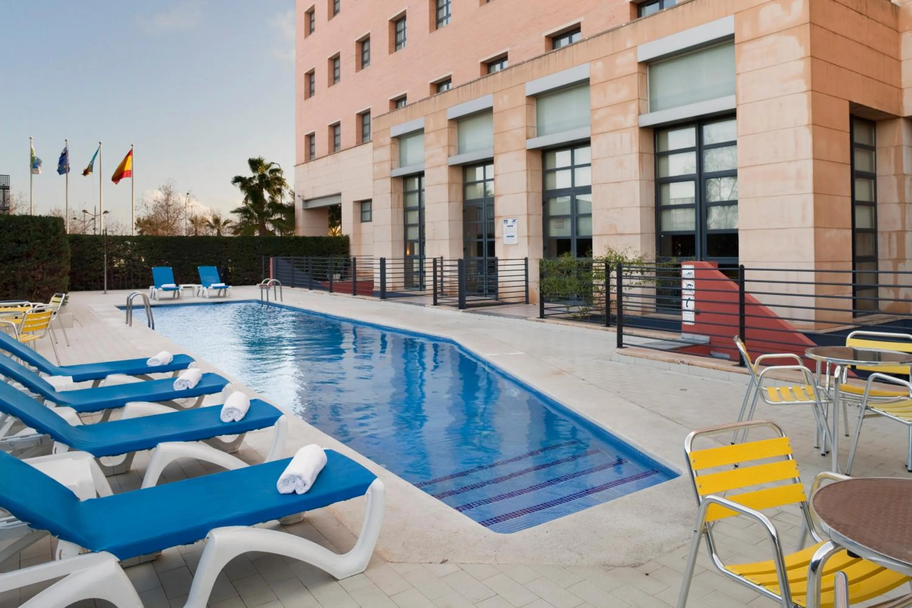 Swimming pool in Holiday Inn Express Ciudad de las Ciencias by IHG