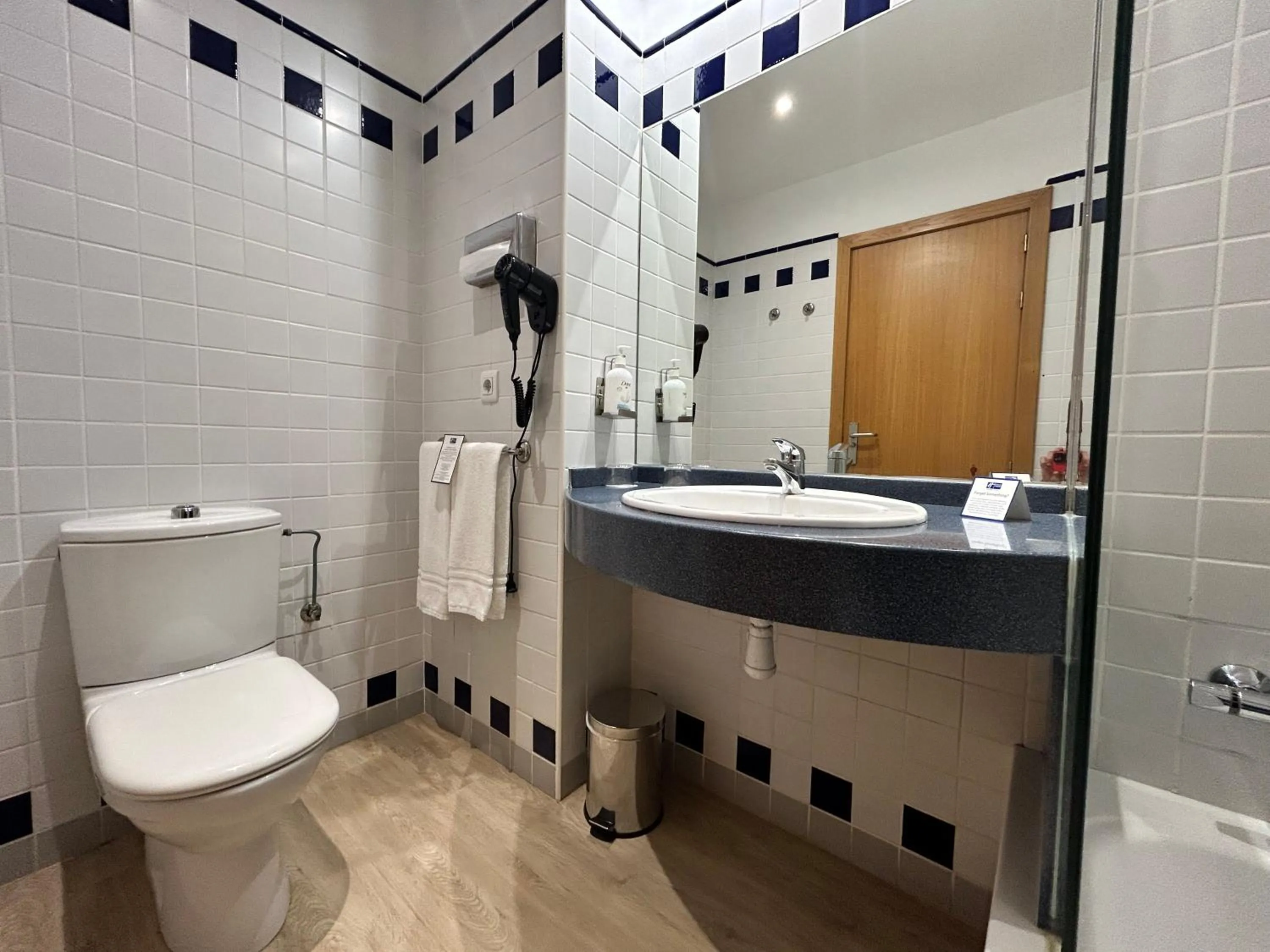 Bathroom in Holiday Inn Express Ciudad de las Ciencias by IHG