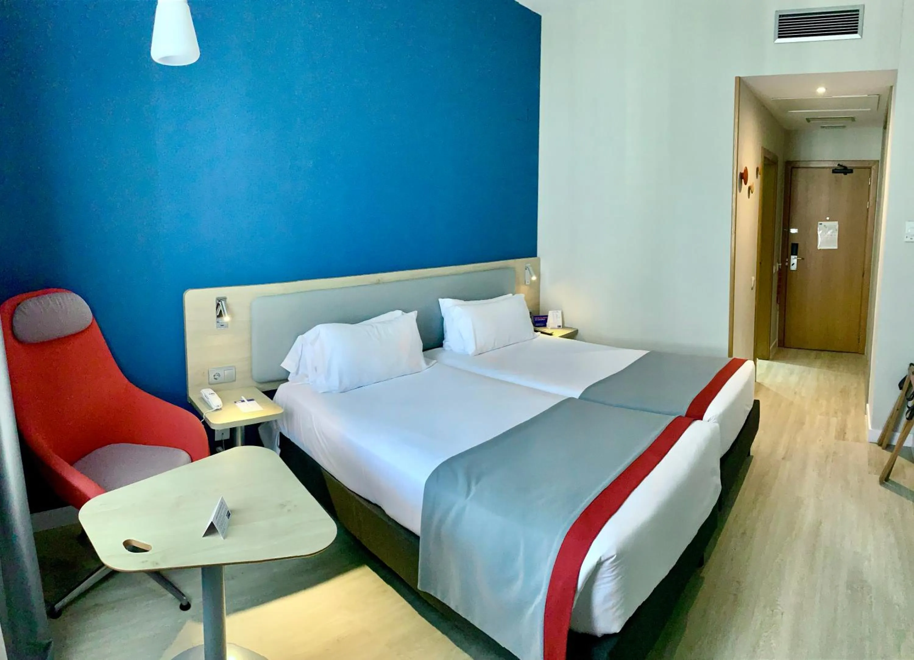Photo of the whole room, Bed in Holiday Inn Express Ciudad de las Ciencias by IHG