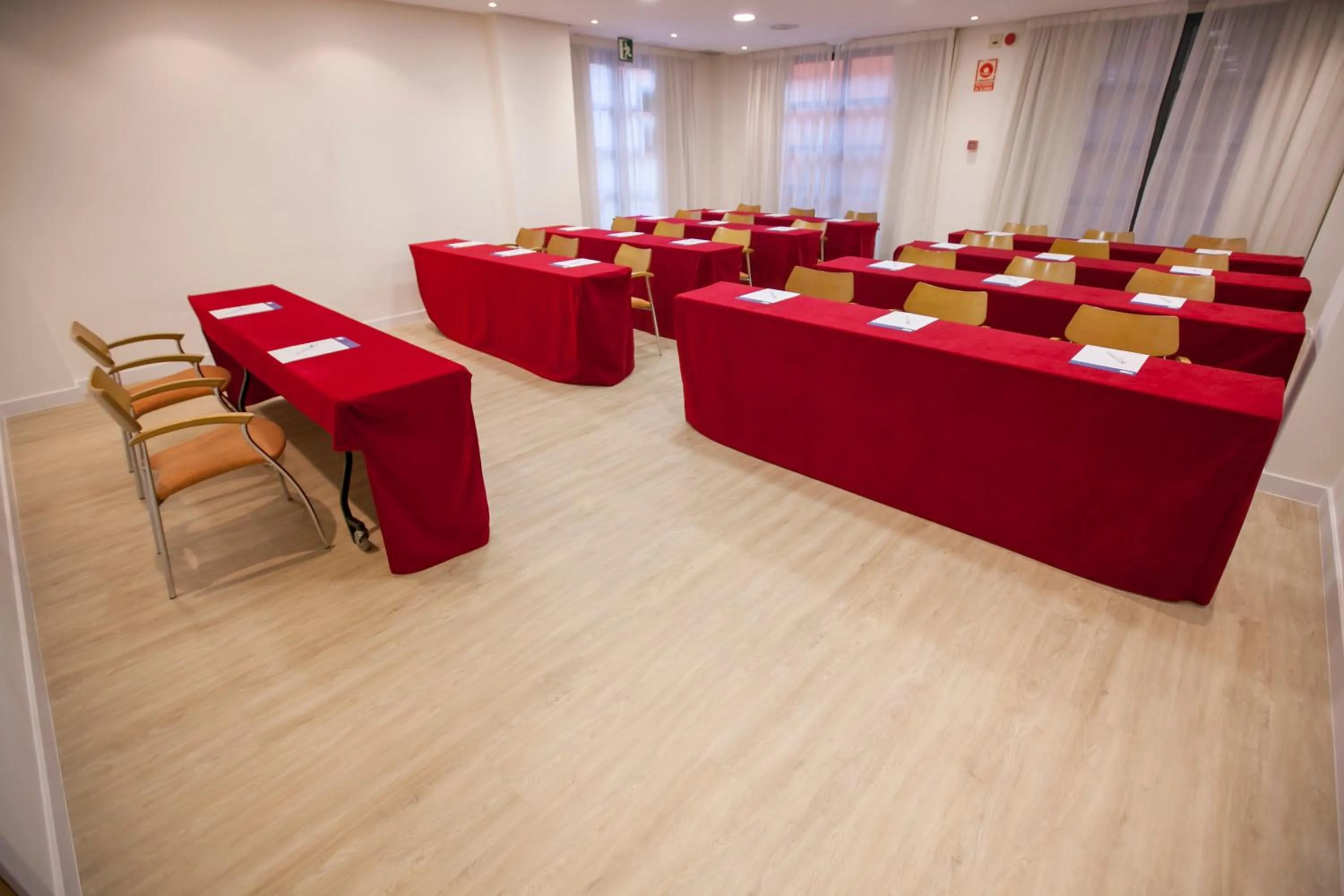 Meeting/conference room in Holiday Inn Express Ciudad de las Ciencias by IHG
