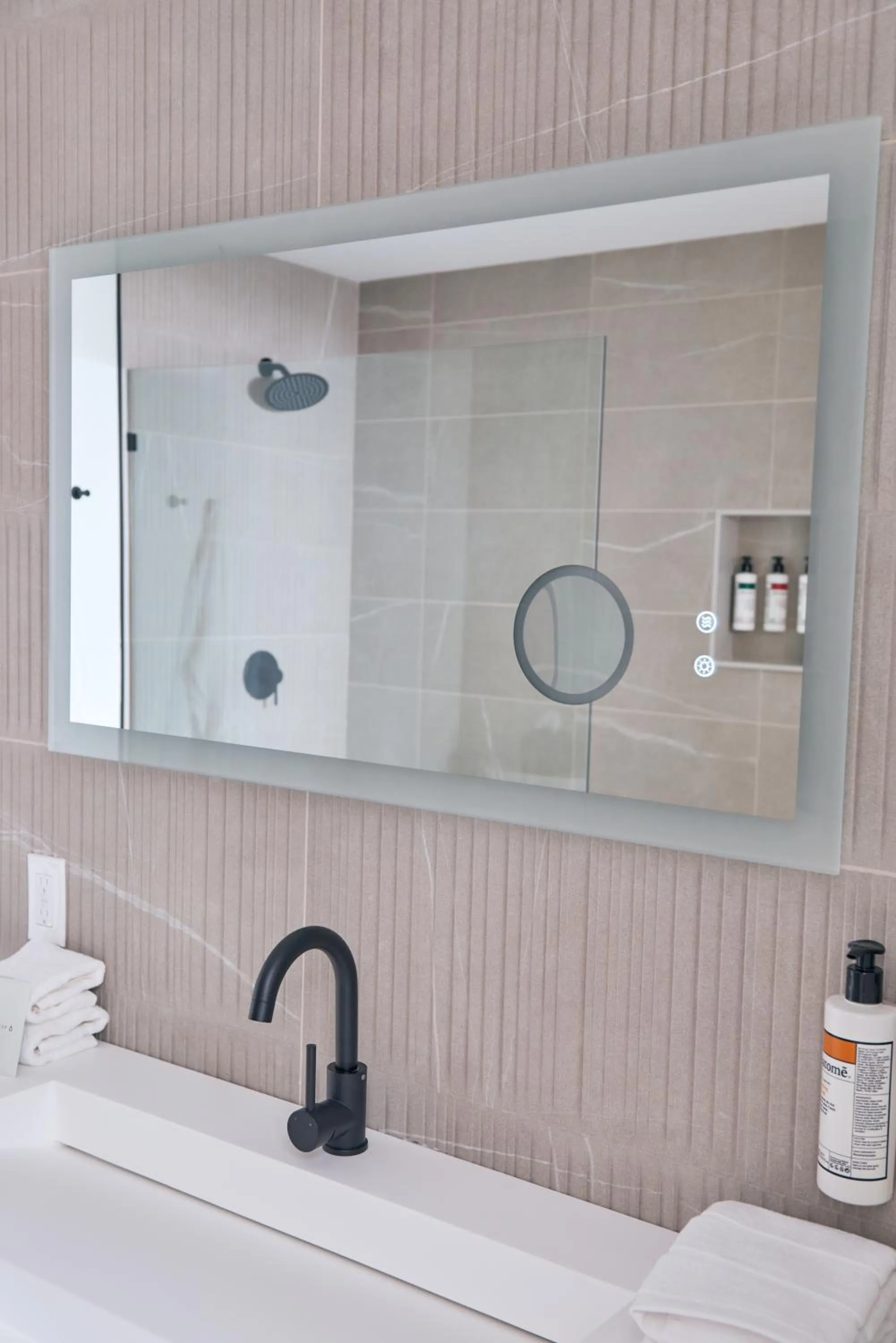 Shower in Hotel Moraine