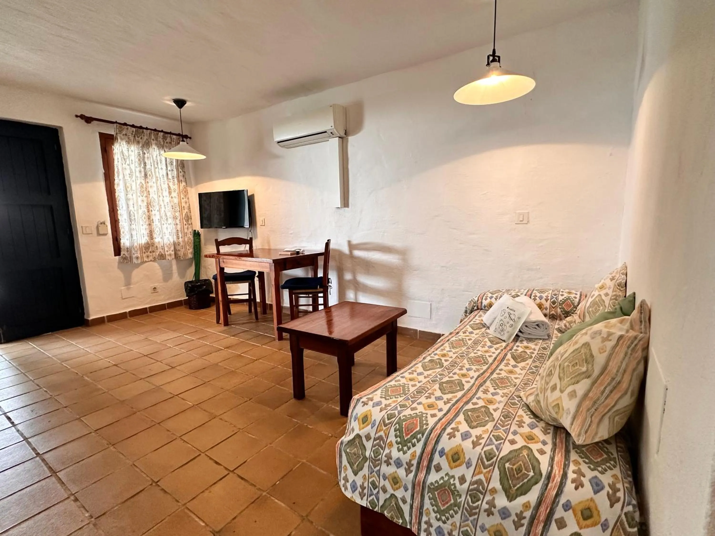 TV and multimedia, Bed in Binivell Park - Caliu Apartments