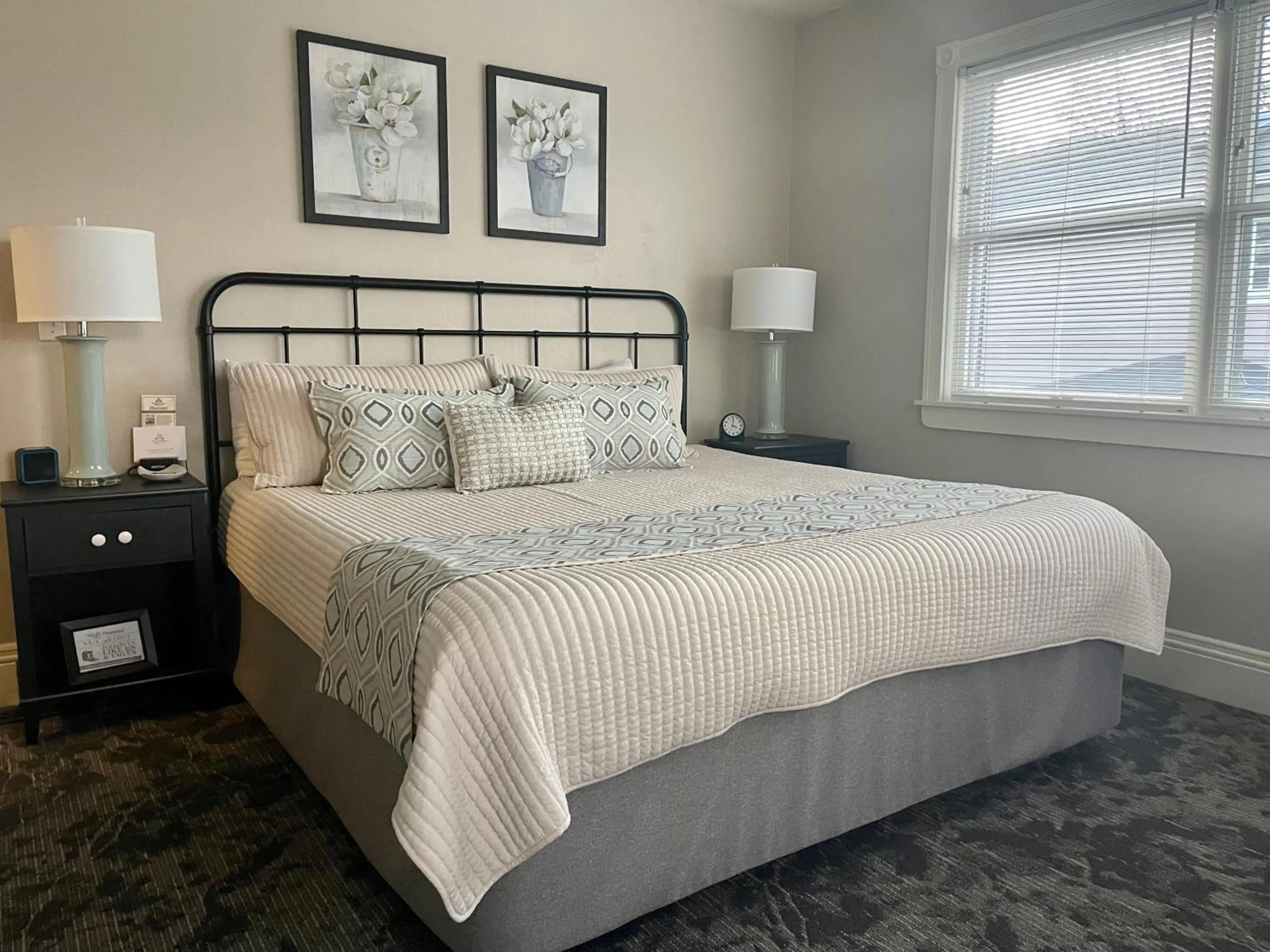 Shower, Bed in McCall House Boutique Hotel