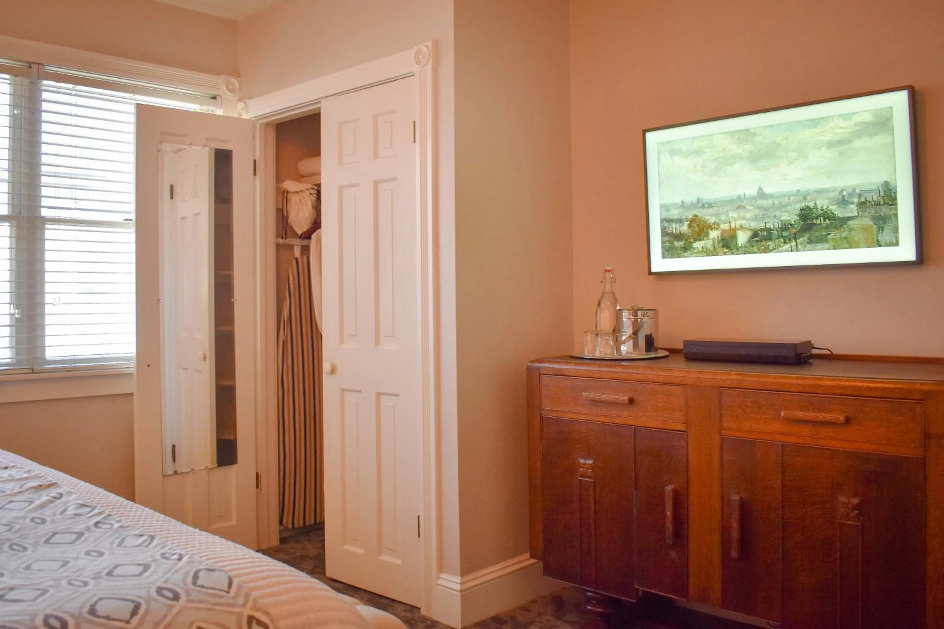 TV and multimedia, Bed in McCall House Boutique Hotel