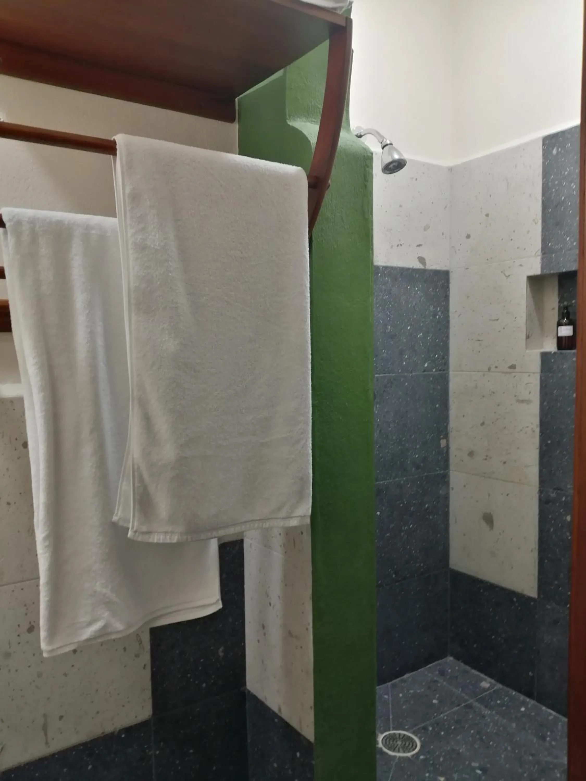 Shower in La Morada, una ventana al golfo - Hotel boutique