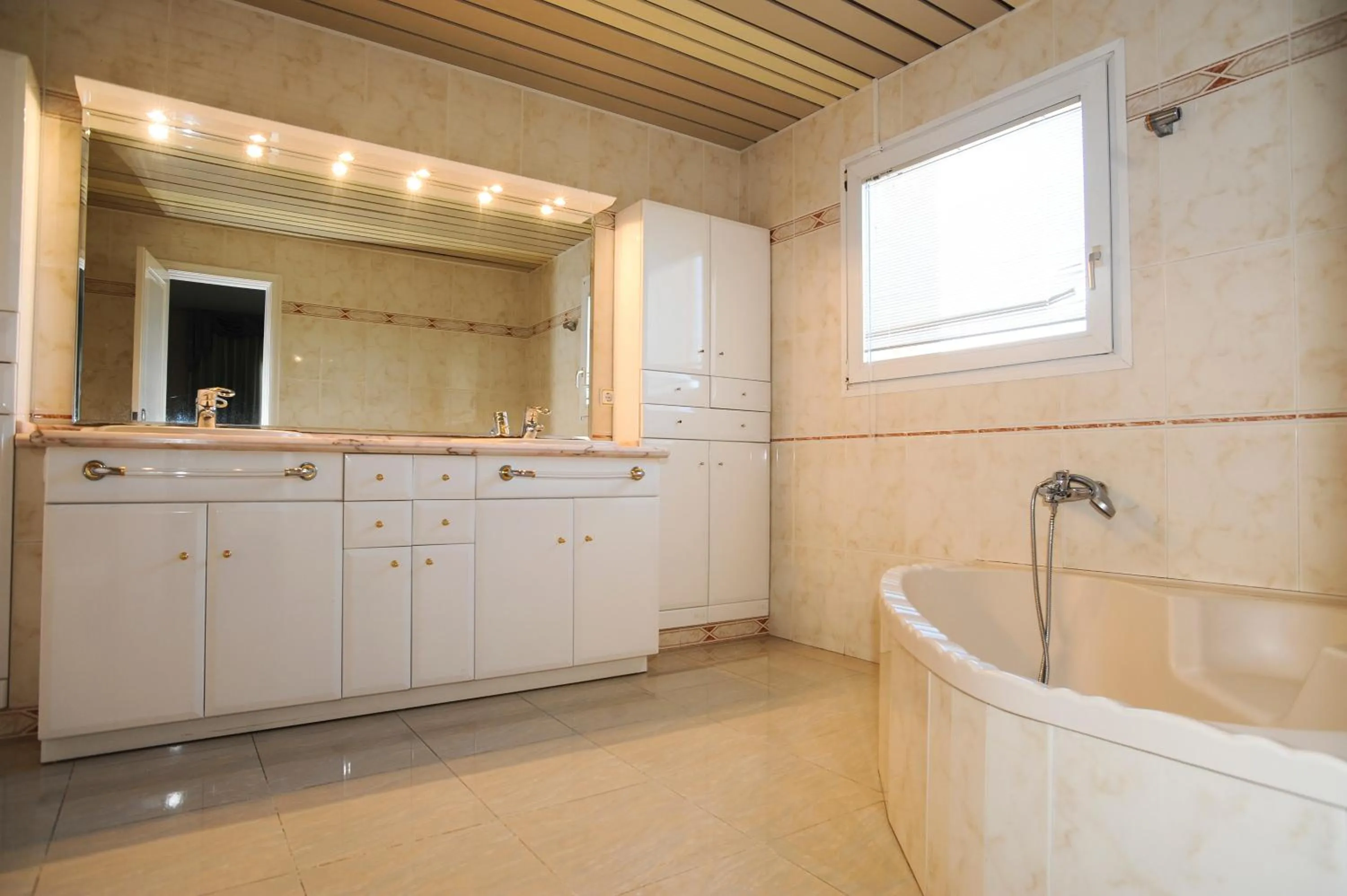 Shower in Apartamentos Empuriabrava Maurici Park