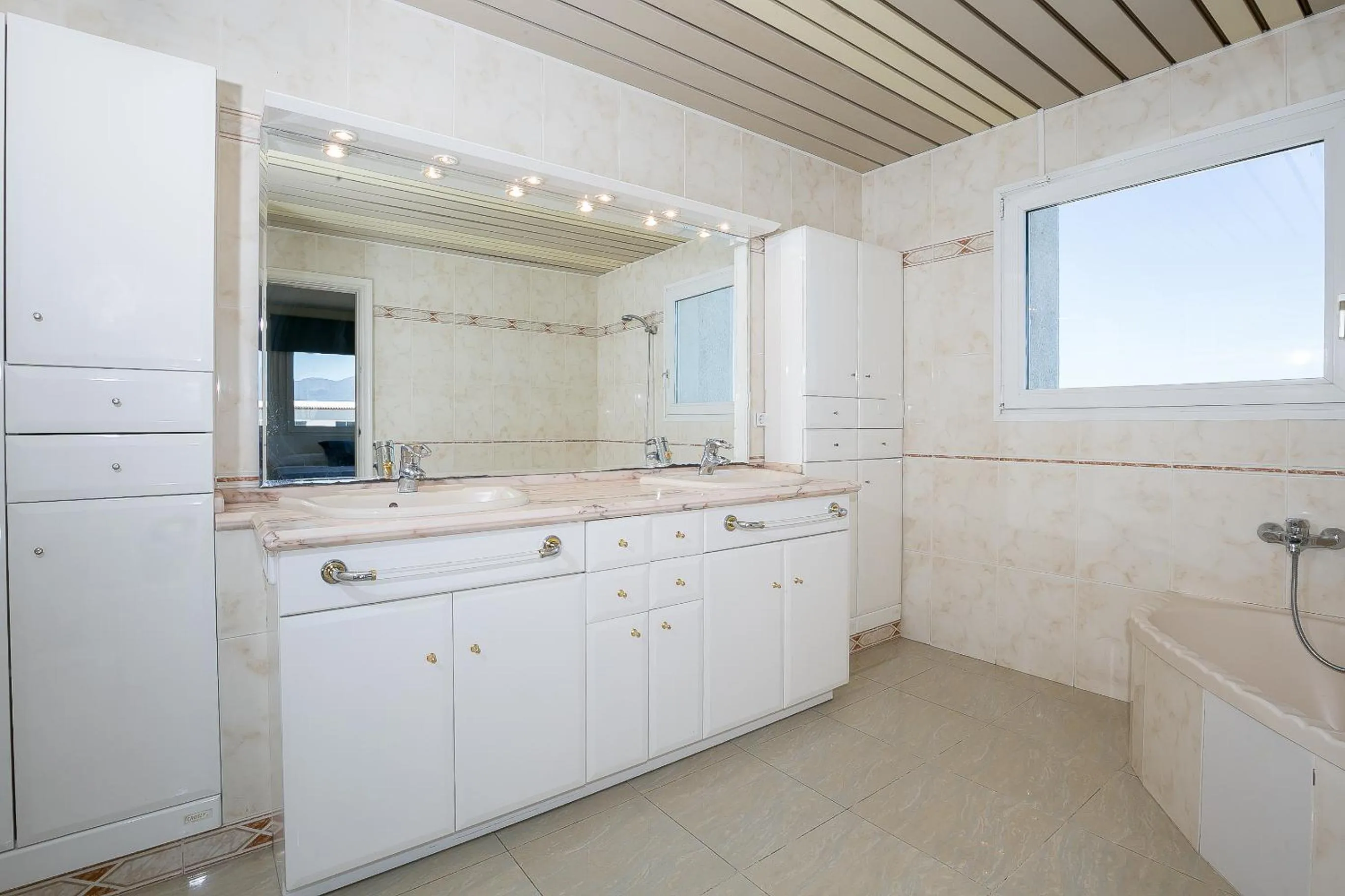 Bathroom in Apartamentos Empuriabrava Maurici Park