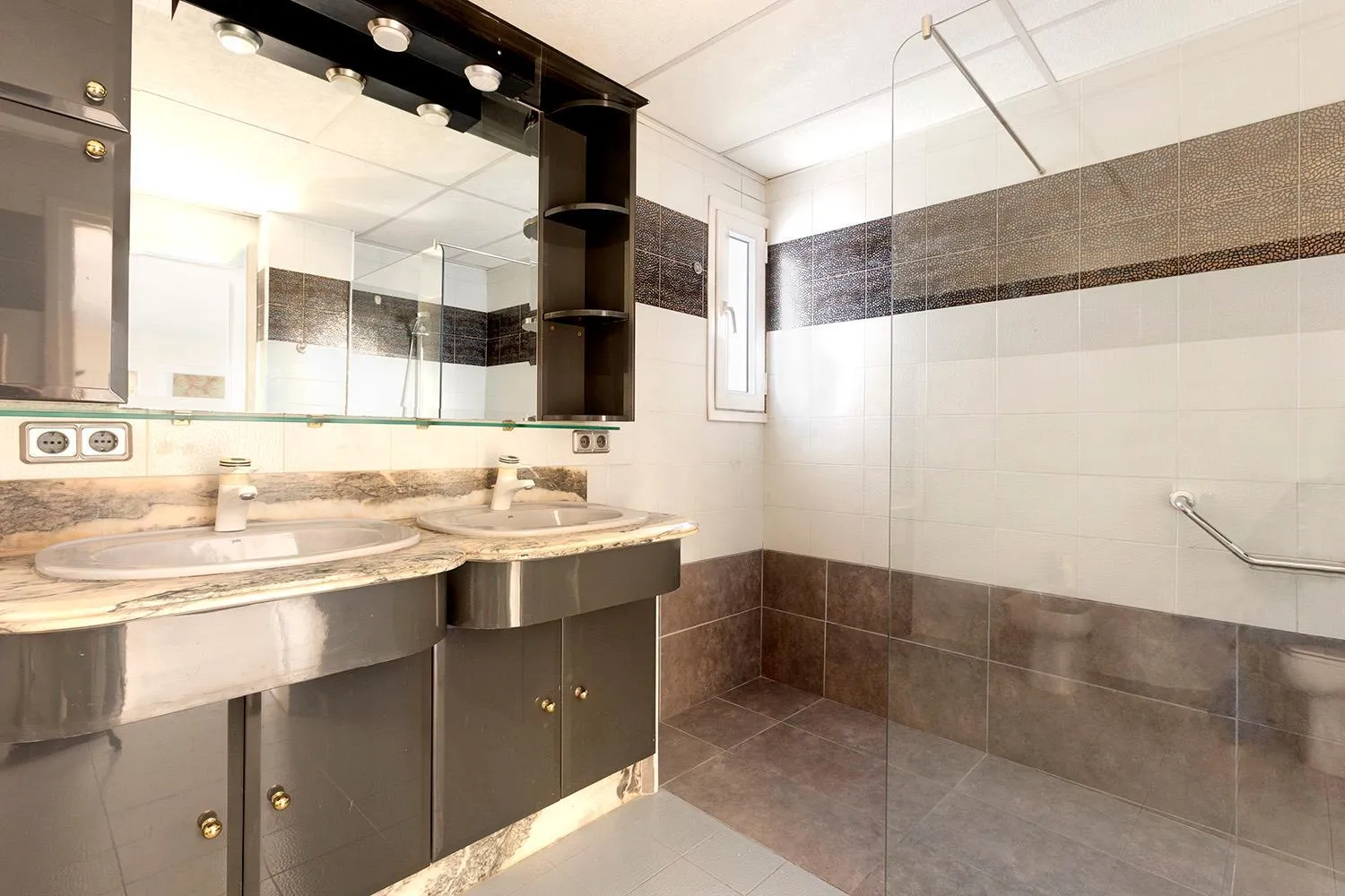 Shower in Apartamentos Empuriabrava Maurici Park