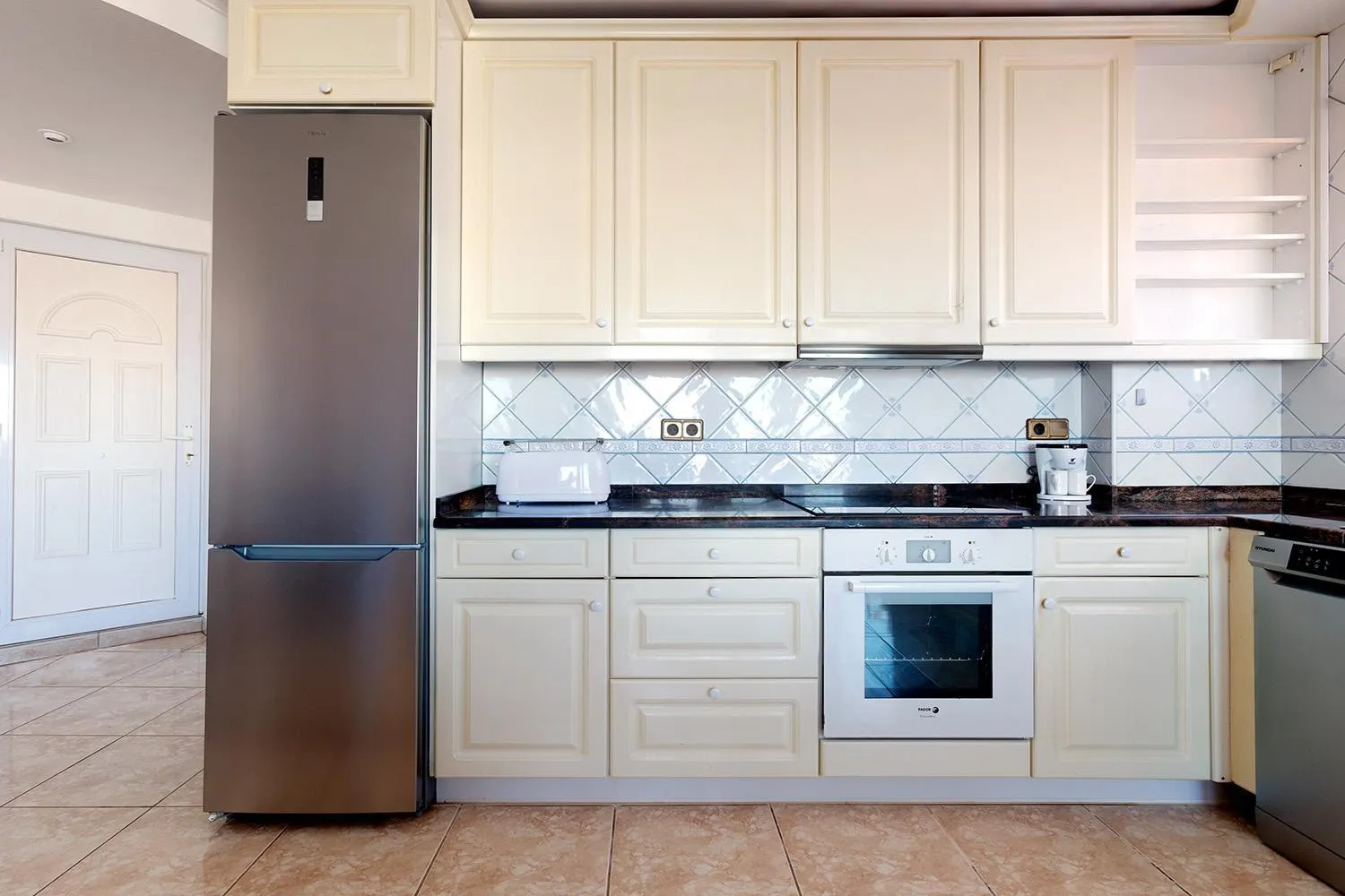 Kitchen or kitchenette in Apartamentos Empuriabrava Maurici Park