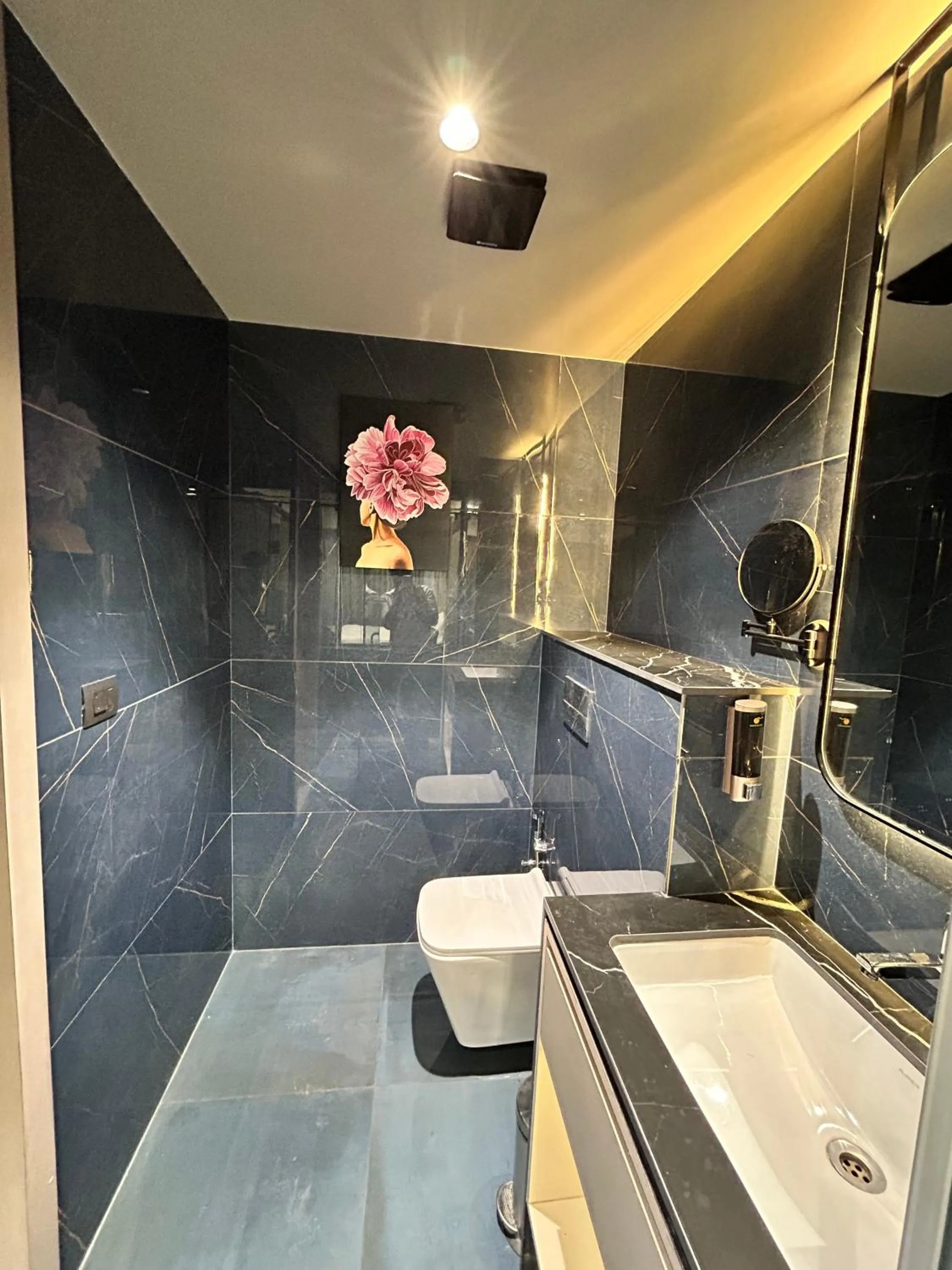 Bathroom in Apricot Motera