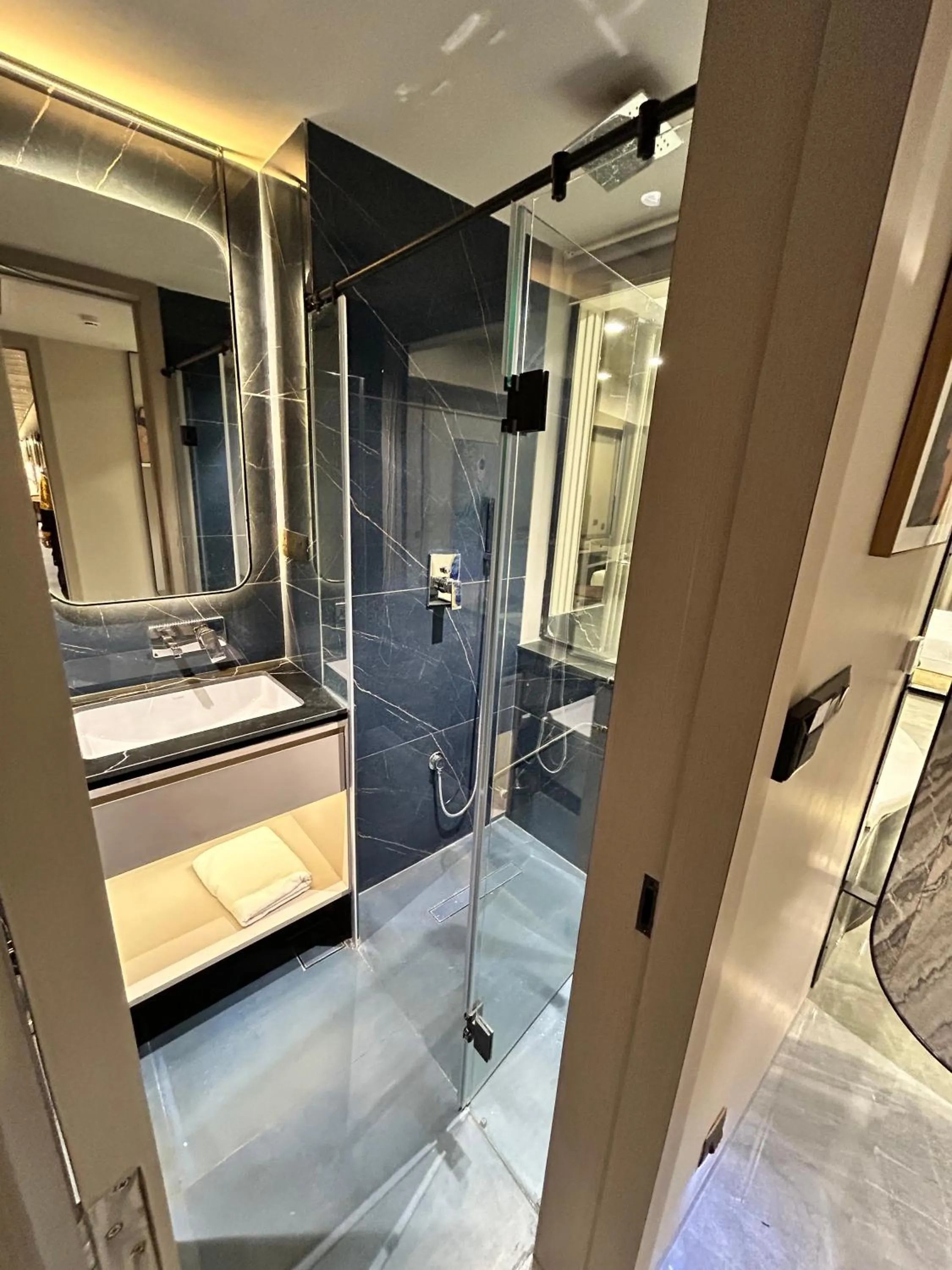 Bathroom in Apricot Motera