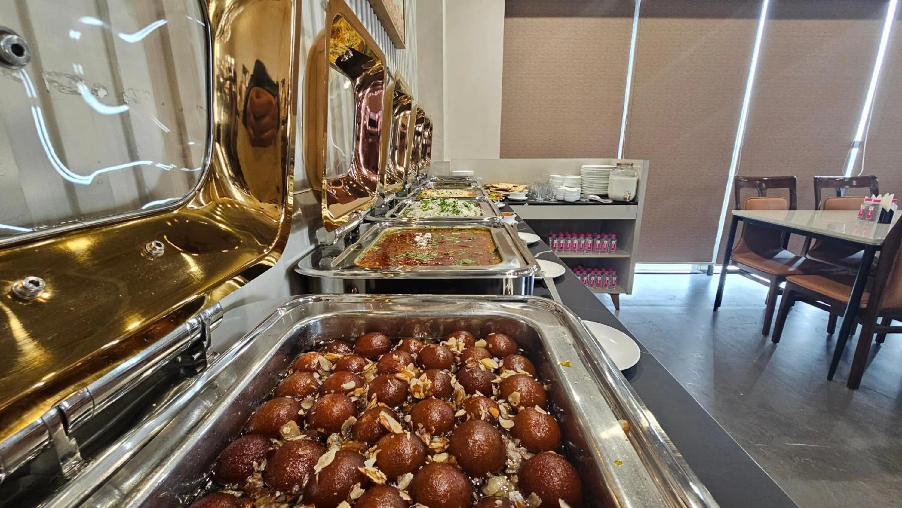 Restaurant/places to eat in Apricot Motera