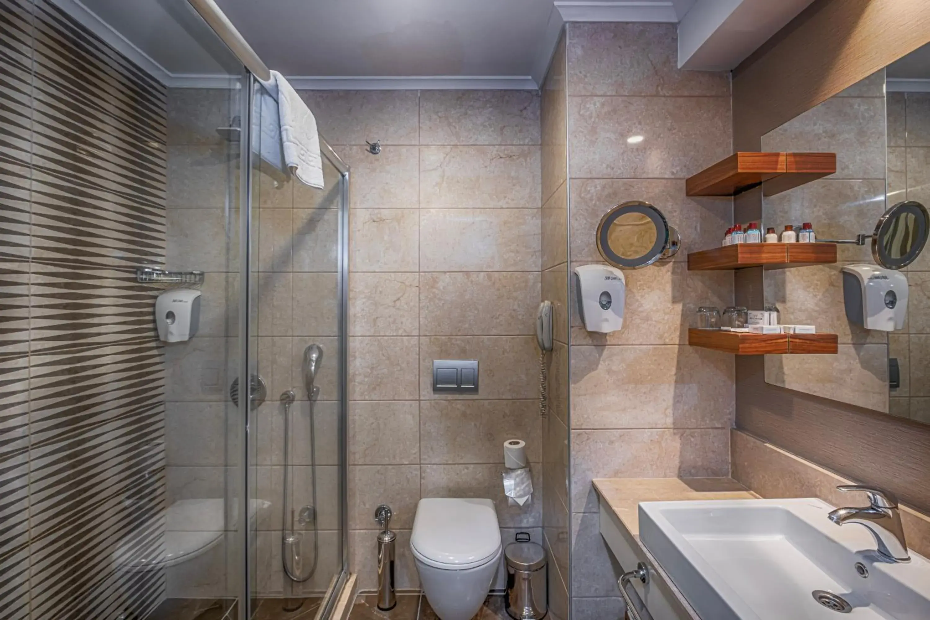 Family Room with Balcony in WELL PALACE SIDE Family Room with Balcony in WELL PALACE SIDE