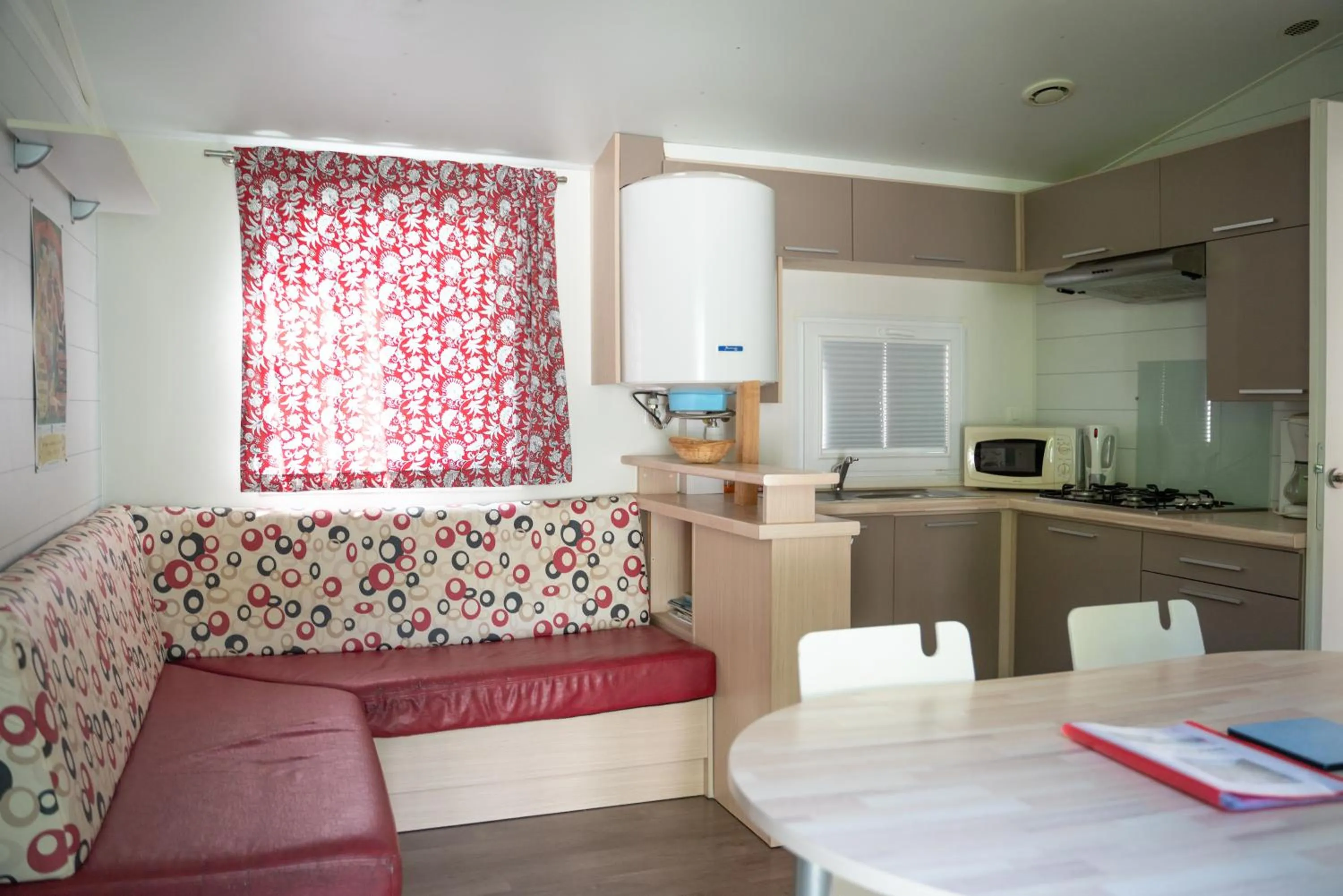Kitchen or kitchenette in Camping écovillage Soleil du Pibeste