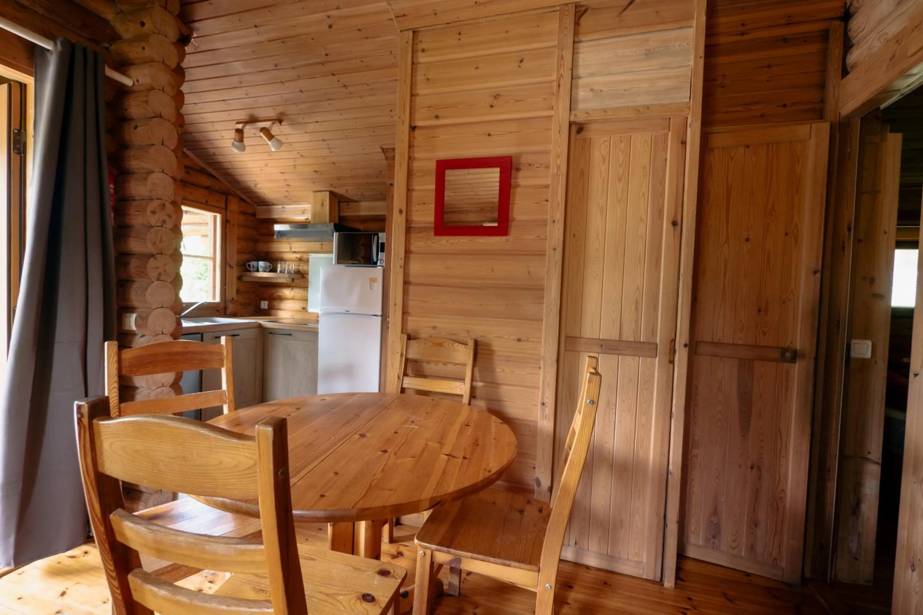 Kitchen or kitchenette in Camping écovillage Soleil du Pibeste