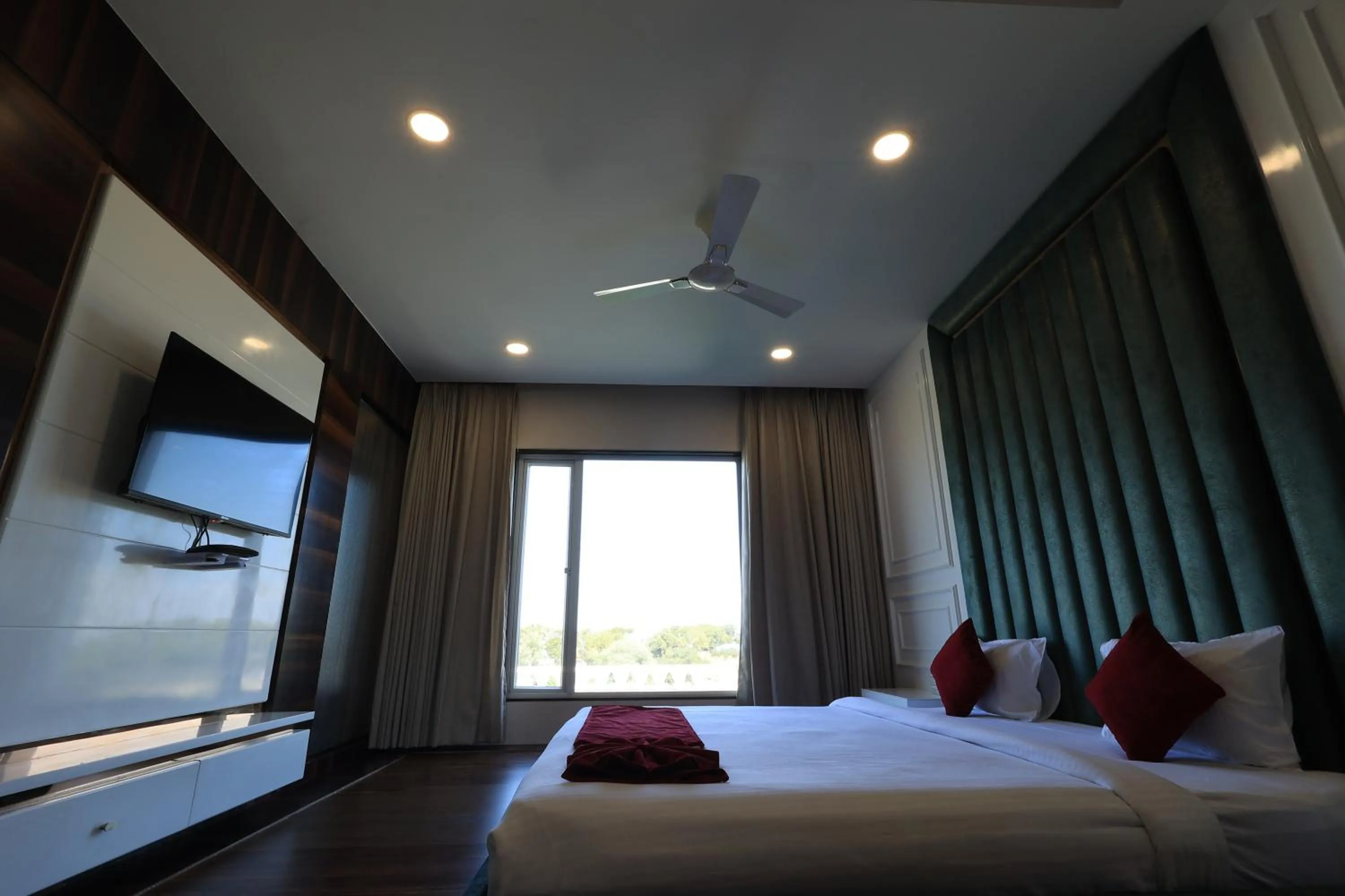 Krishna Hotel And Resort