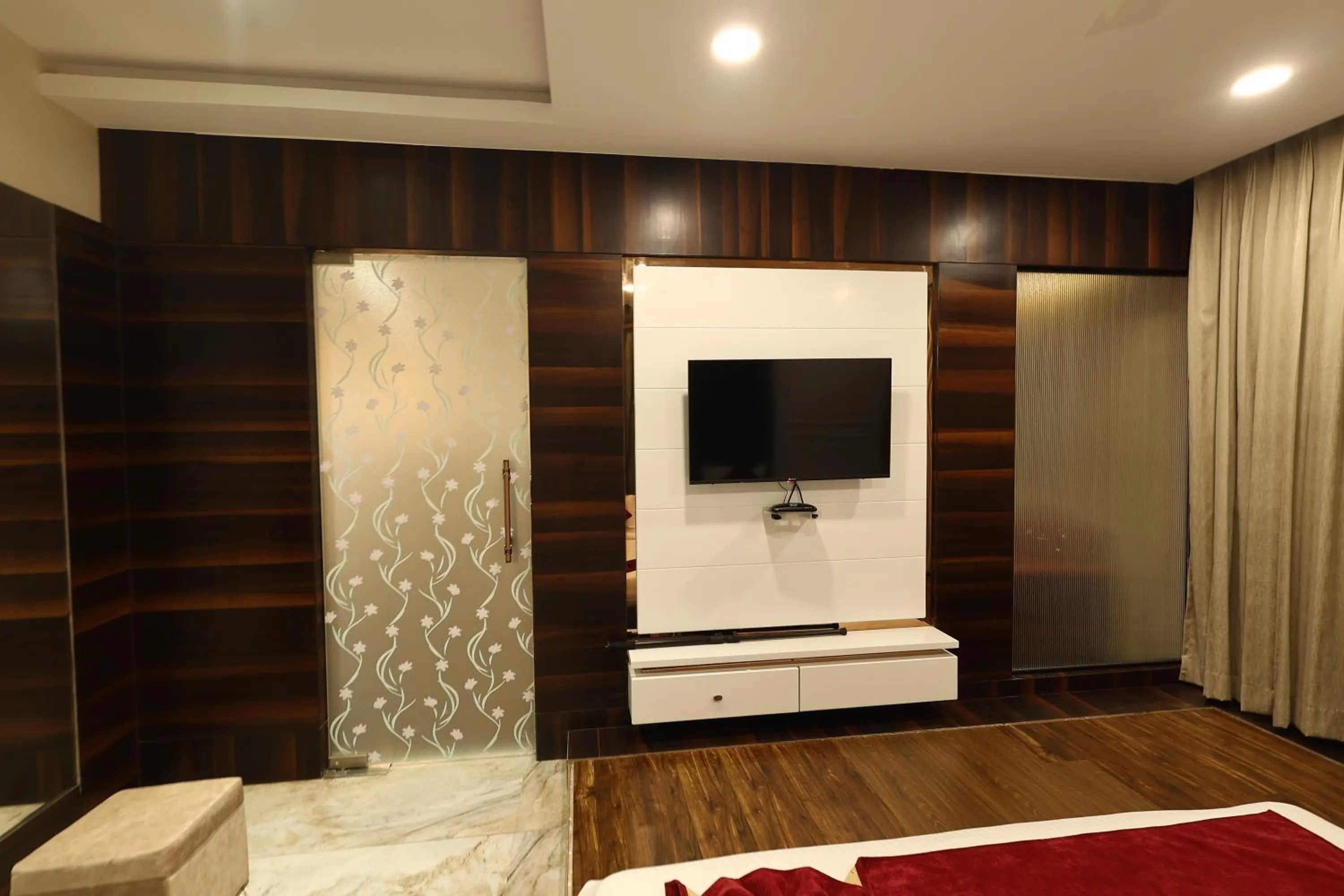 Krishna Hotel And Resort