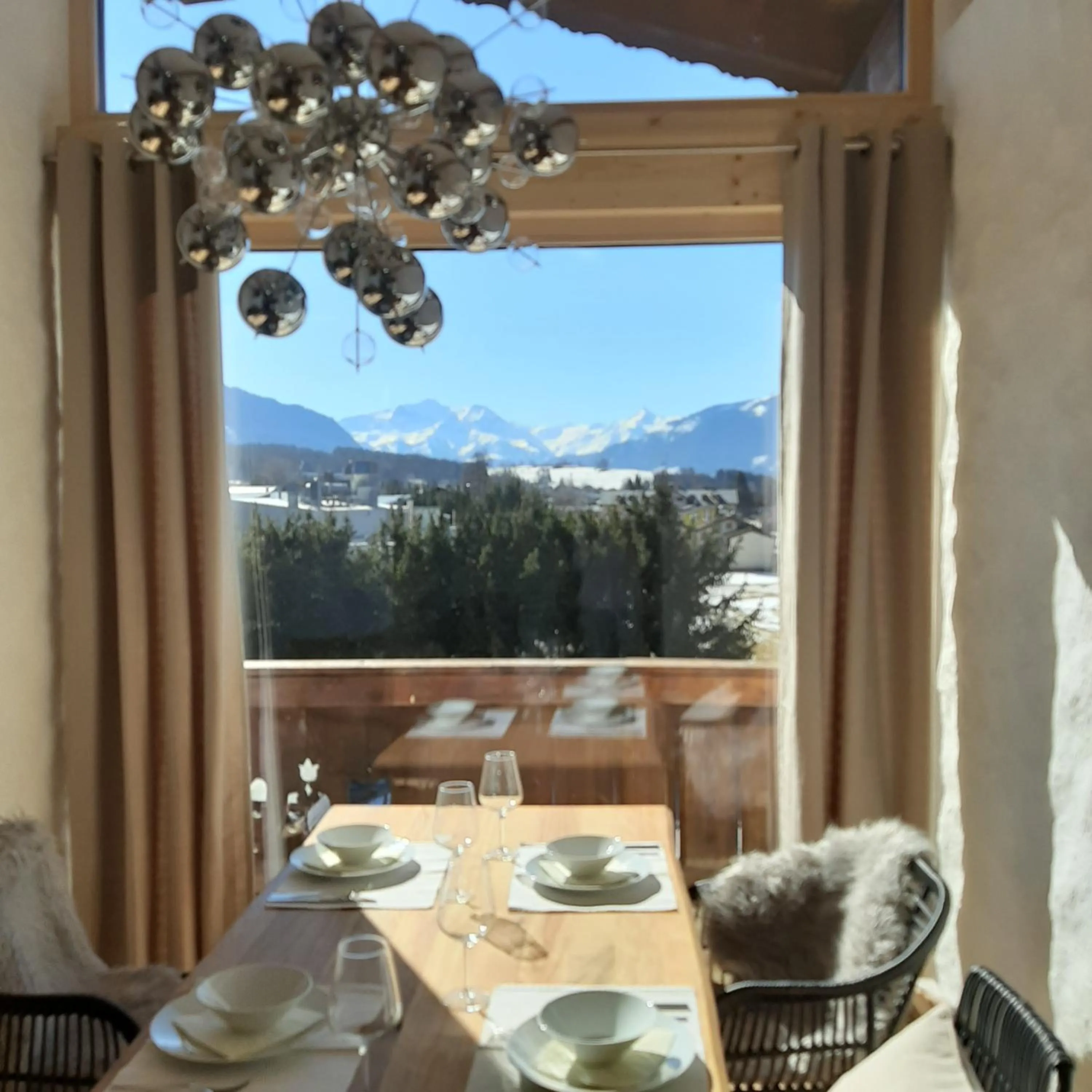 Dining area in Loftwohnung mit Bergblick