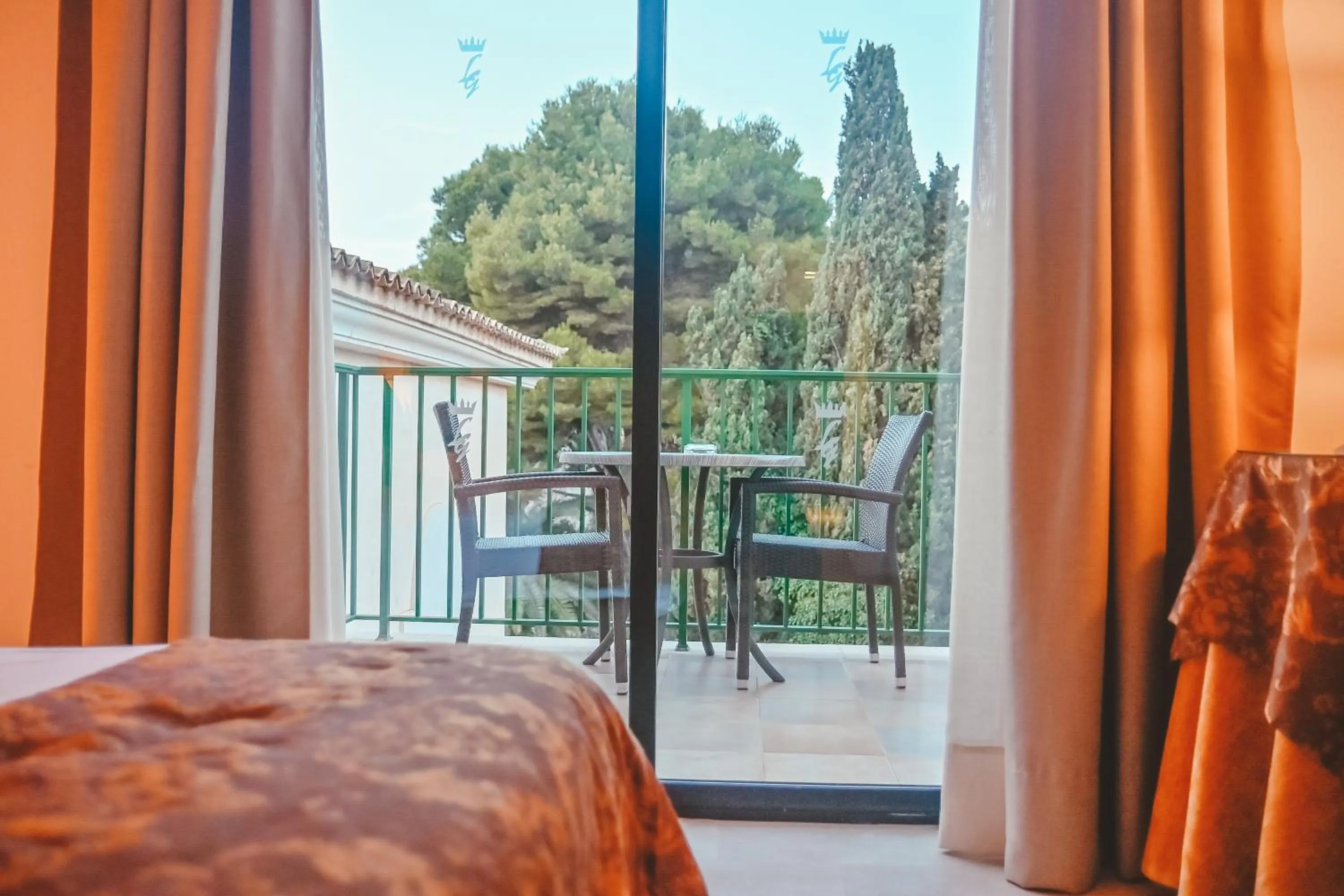 Balcony/Terrace, Bed in Lago Garden Apart-Suites & Spa Hotel