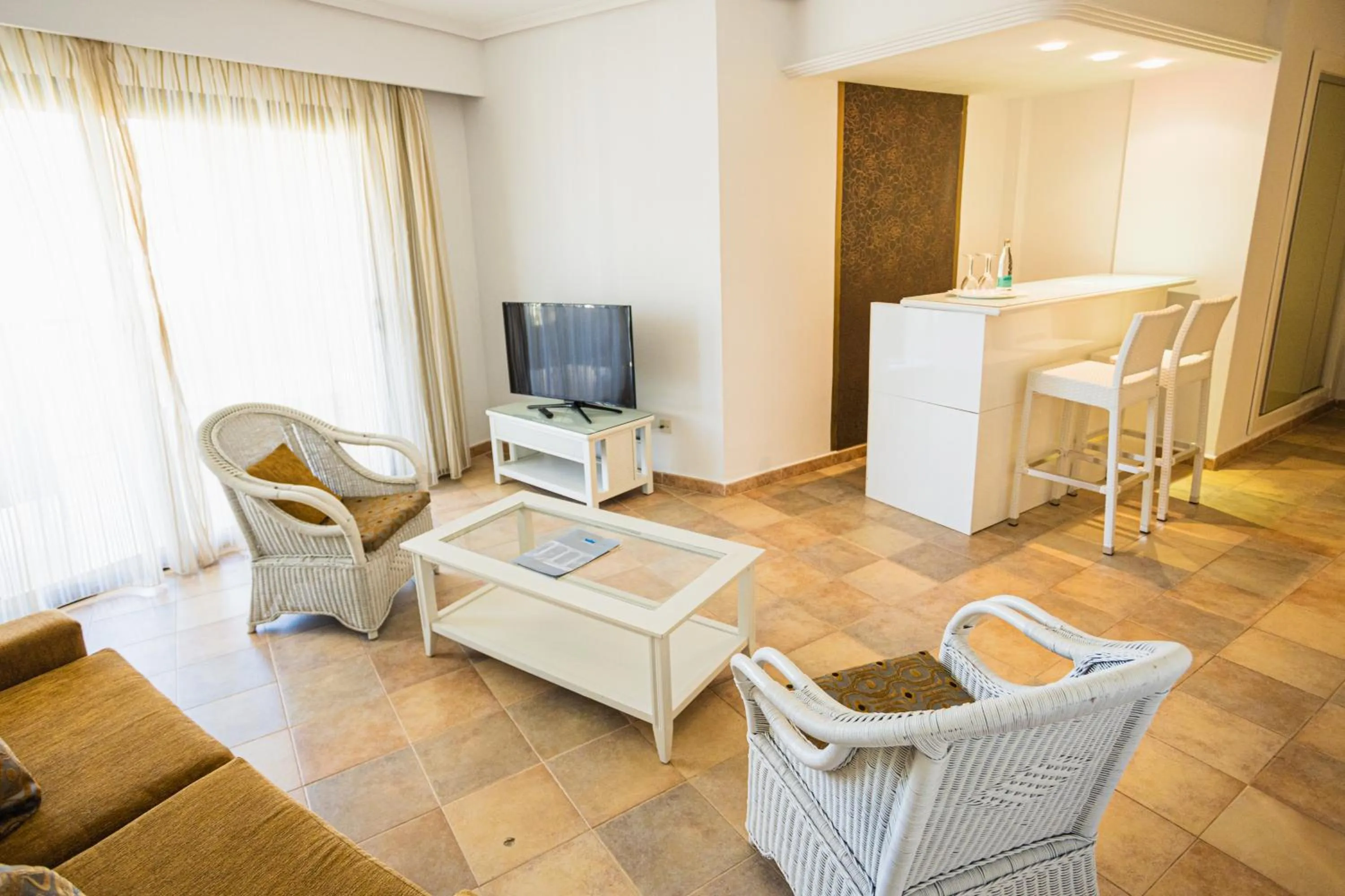 Communal lounge/ TV room in Lago Garden Apart-Suites & Spa Hotel