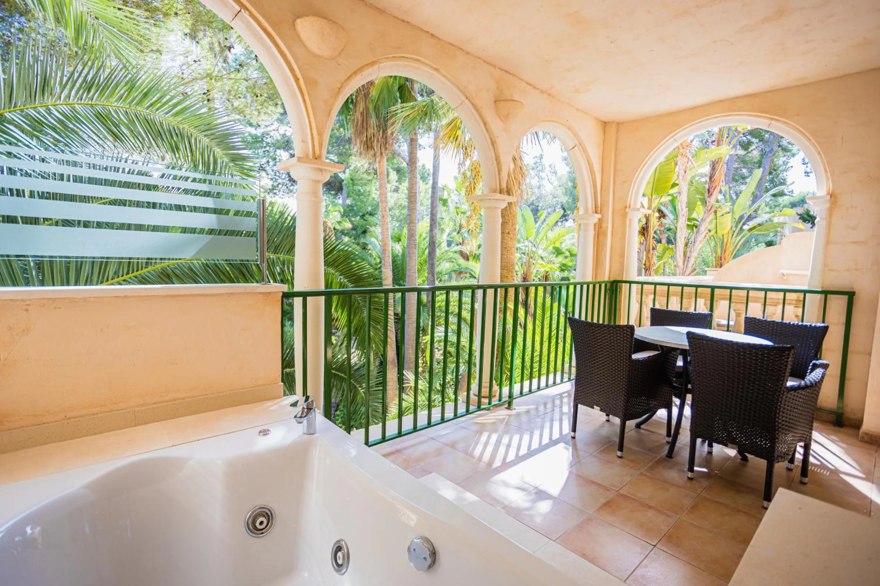 Hot Tub in Lago Garden Apart-Suites & Spa Hotel