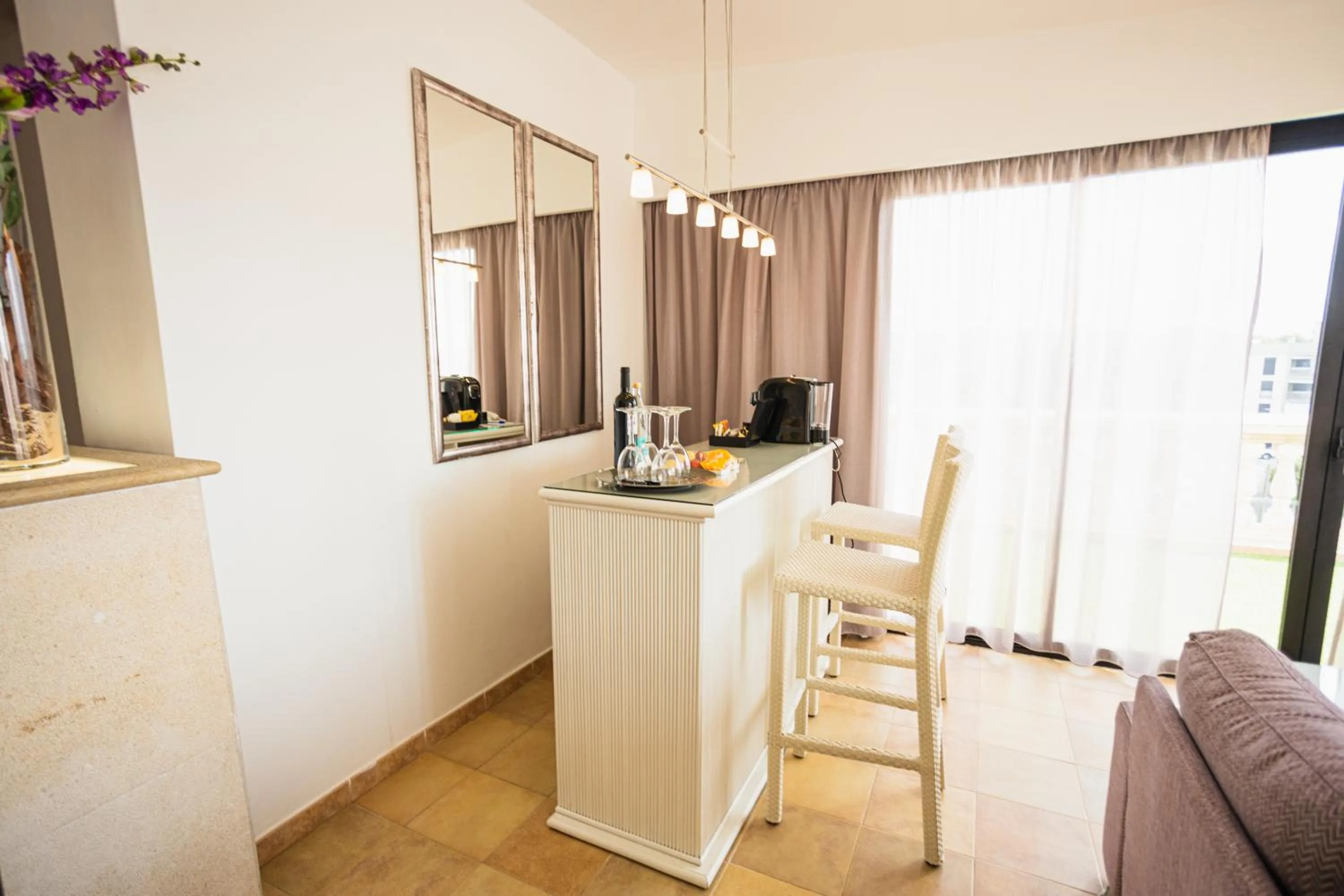 Lounge or bar in Lago Garden Apart-Suites & Spa Hotel