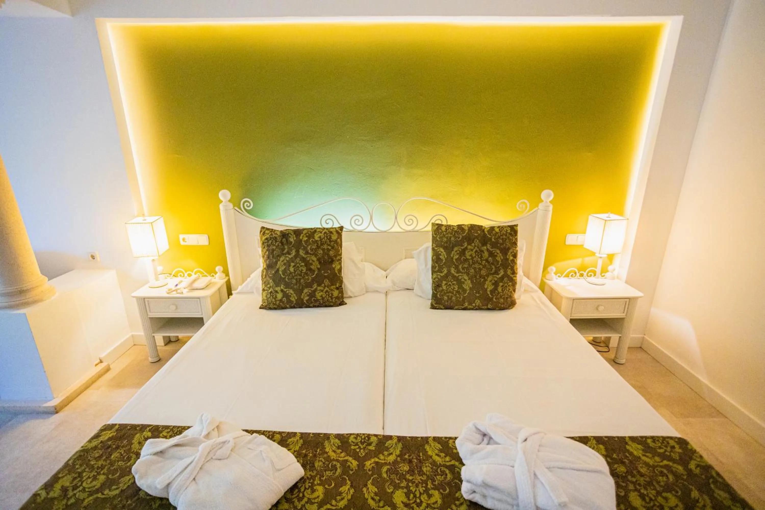 Bed in Lago Garden Apart-Suites & Spa Hotel
