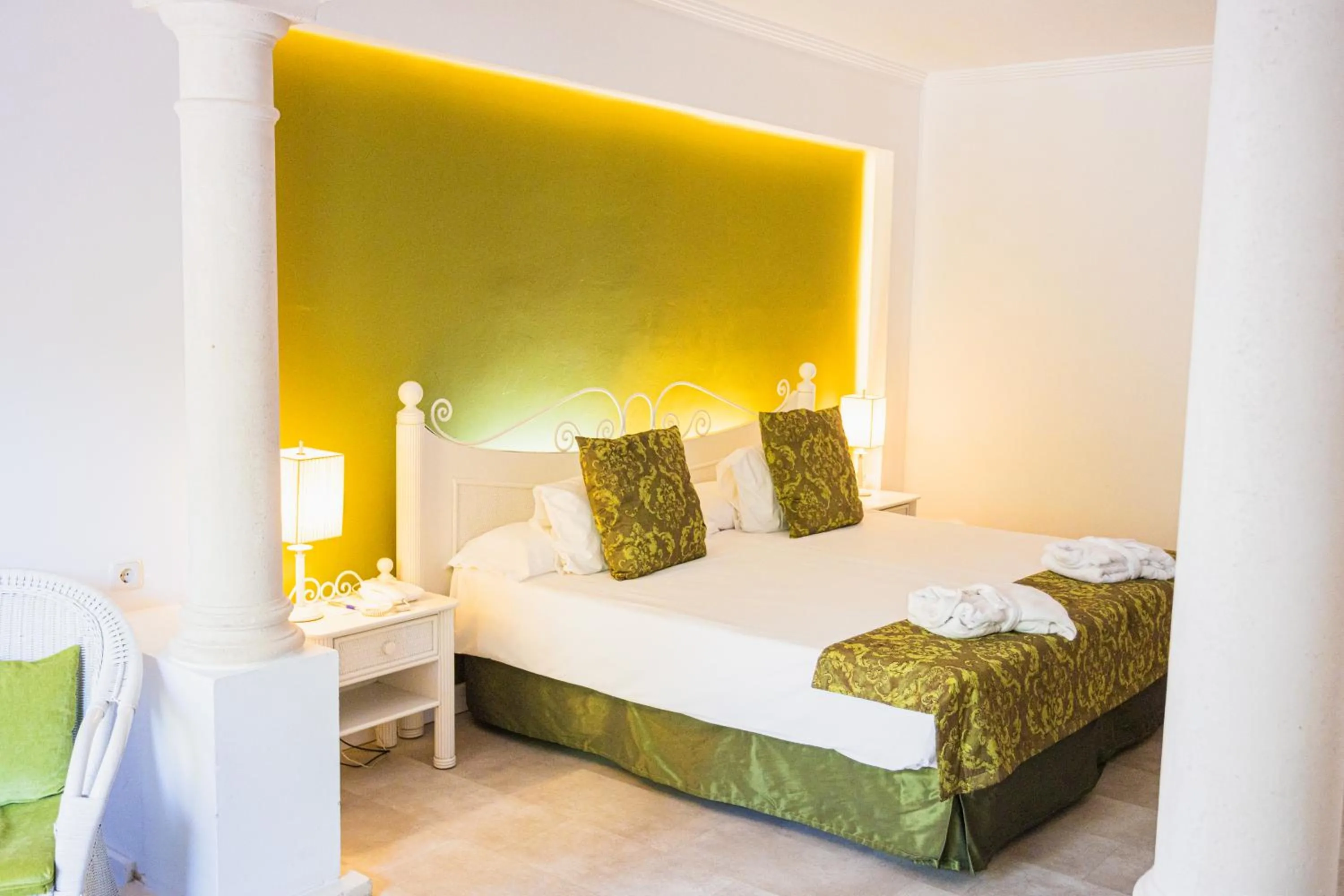 Bed in Lago Garden Apart-Suites & Spa Hotel