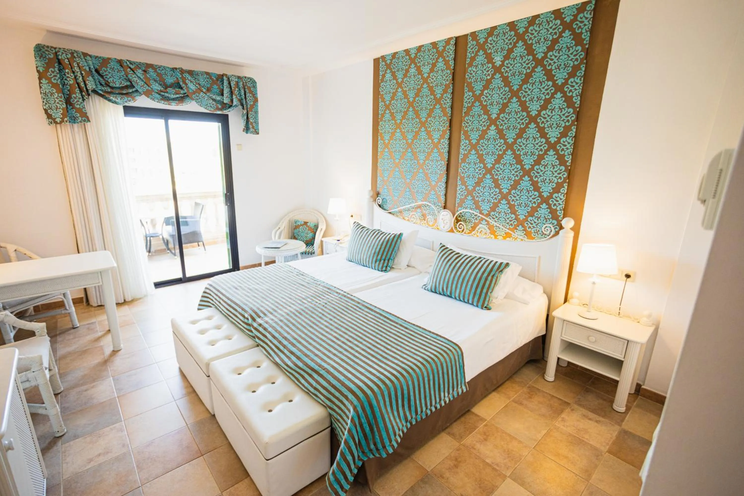 Bed in Lago Garden Apart-Suites & Spa Hotel