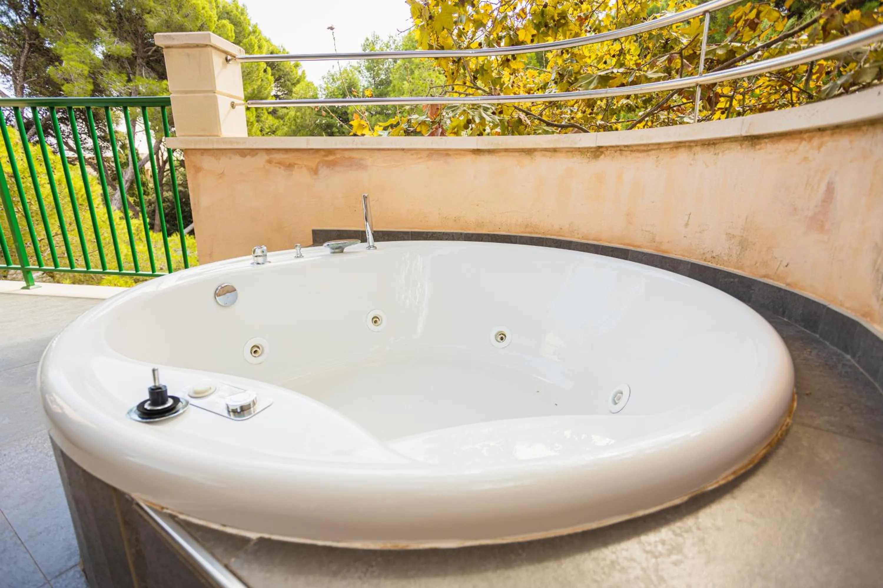 Hot Tub in Lago Garden Apart-Suites & Spa Hotel