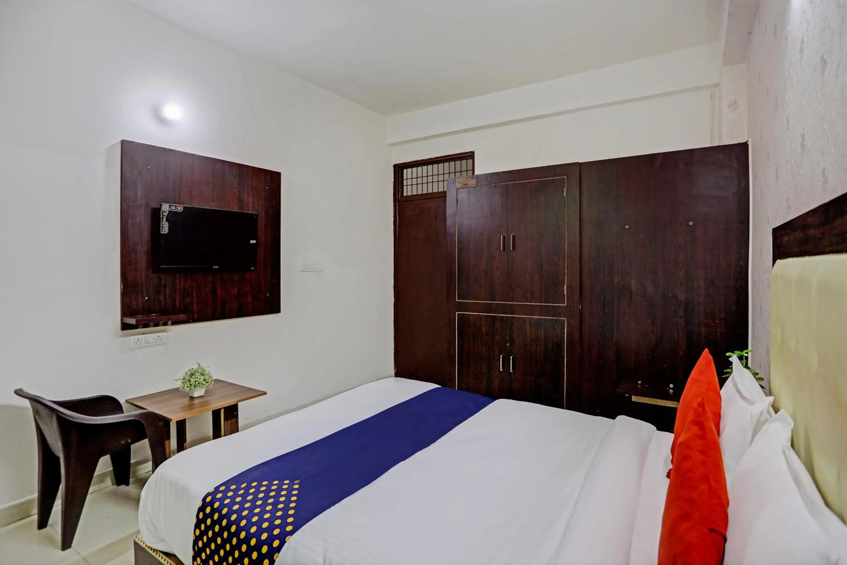 Communal lounge/ TV room, Bed in Shree Hotel