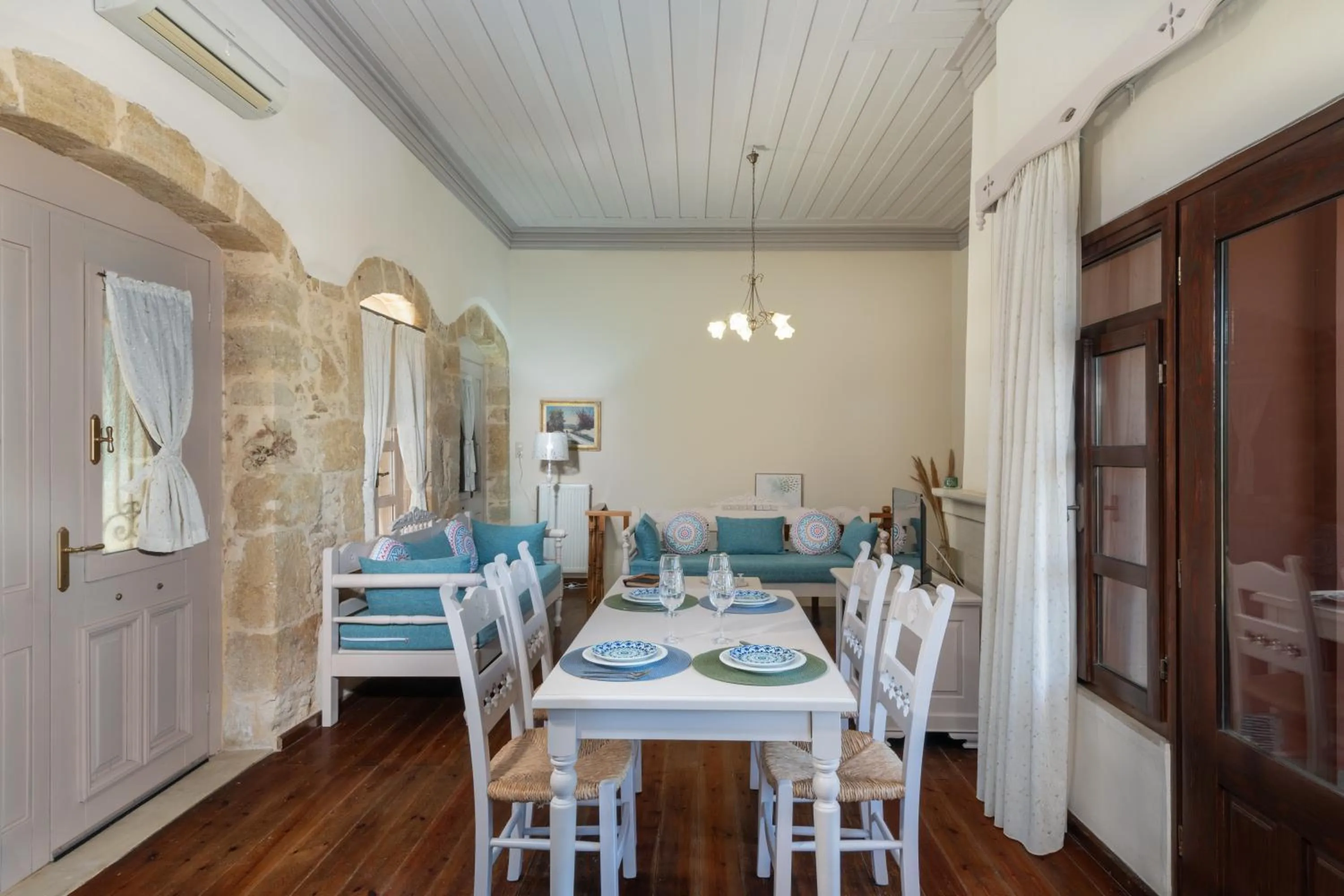 Dining area in Arhontiko Arhanes Suites
