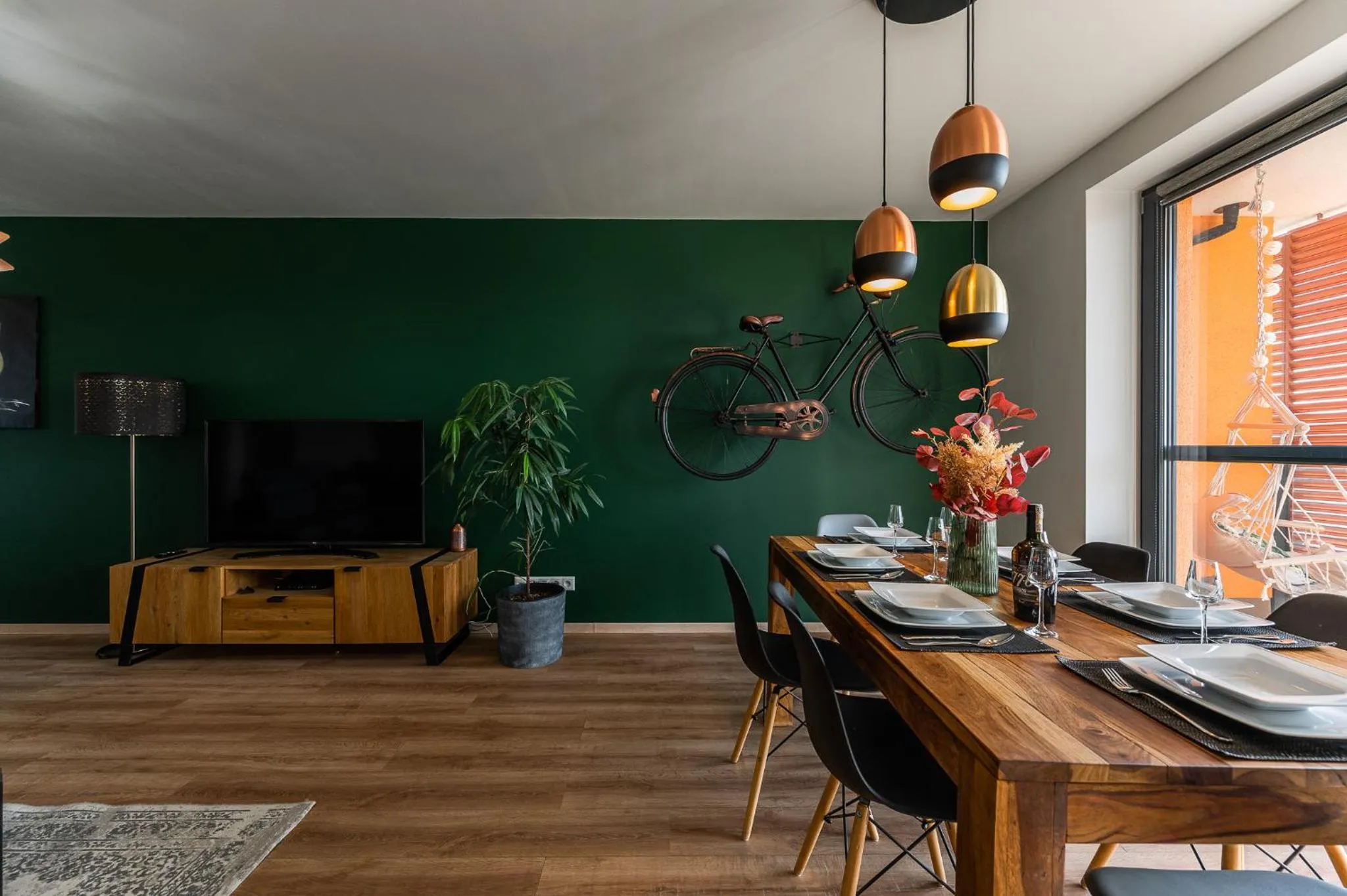 TV and multimedia in New Spacious Apartment with City View