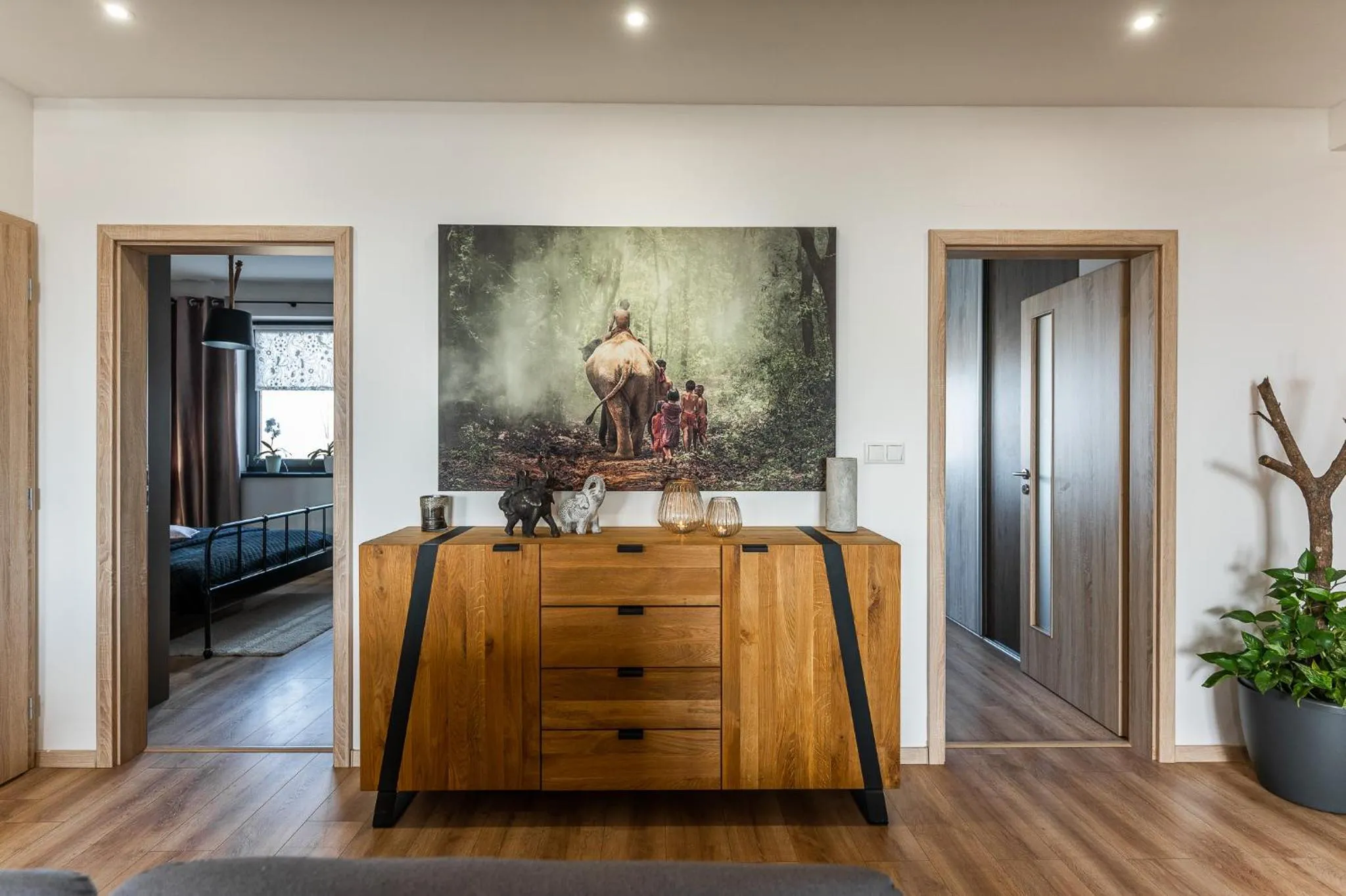 Decorative detail in New Spacious Apartment with City View