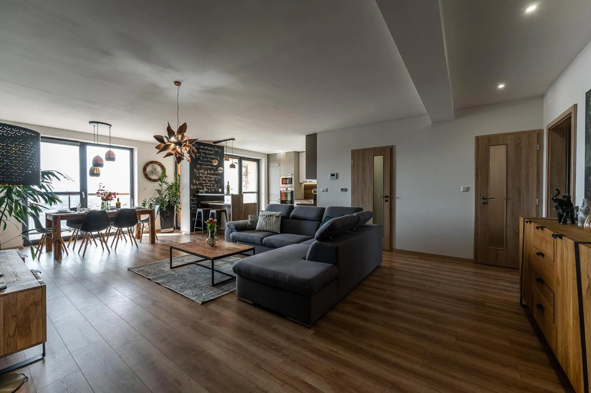 TV and multimedia in New Spacious Apartment with City View