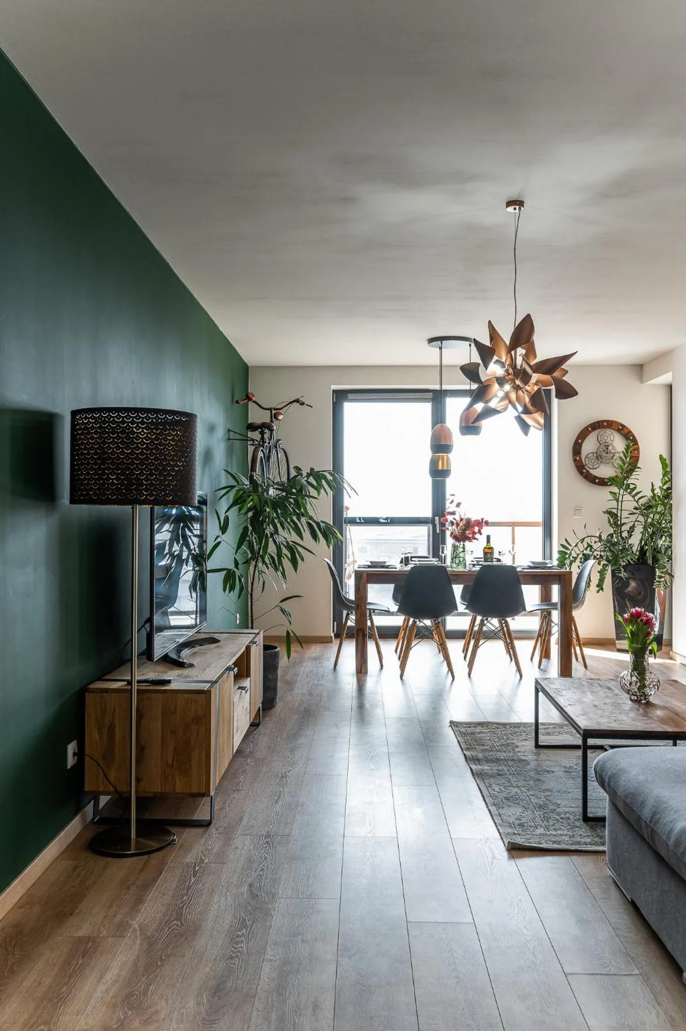 Communal lounge/ TV room in New Spacious Apartment with City View