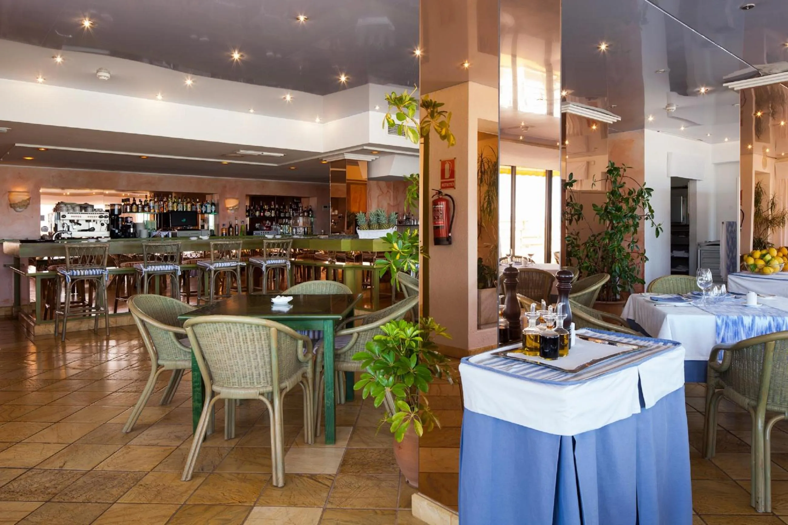 Restaurant/places to eat in Hotel Royal Plaza