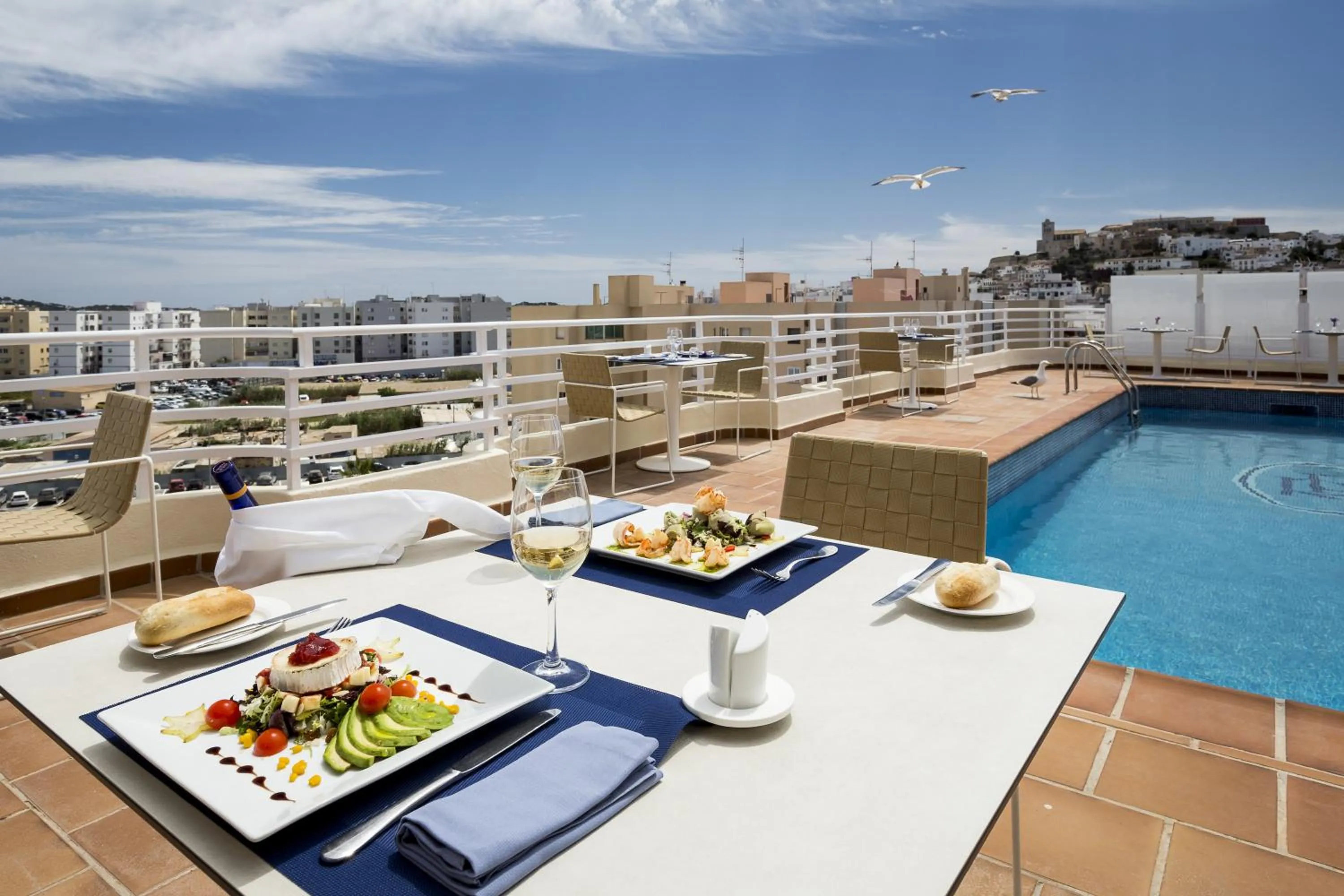 Restaurant/places to eat in Hotel Royal Plaza